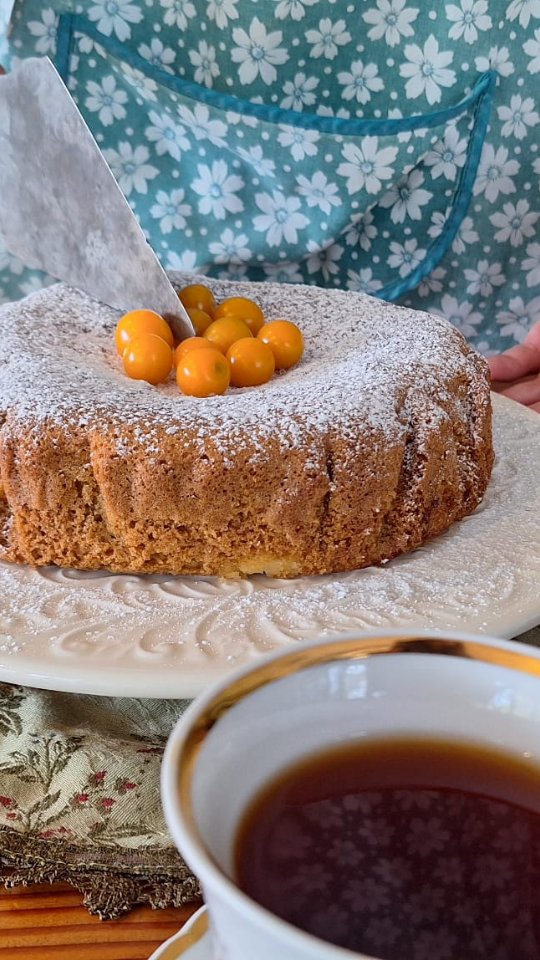 Olive oil, lemon and gooseberry cake, topped with mascapone cream🤤 utterly delicious, but it looks like an adorable little fried egg on a slice of cake🤣🤣that gooseberry nestled on top of the mascapone cream has no place being there, visually, but did it taste good? Yes!
There's quite a lot of olive oil in this cake, and the result, a very light, moist and delicious tea, and chit chat accompaniment💁♀️☕️☕️💁♀️
Put all the wet ingredients in a bowl:
110g Monks Lane EVOO
2 eggs
50ml milk
Lemon zest of a whole lemon
Mix, then add dry ingredients:
80g plain flour
130g almond meal
110g caster sugar
1/2 teaspoon baking powder
1/2 tsp bicarb
1/4 tsp salt
Handful gooseberries, blueberries would have been lovely too.
Combine and bake for 30mins at 180c
We topped with mascapone cream. T'was yum! Very light cake, super enjoyable with little bursts of home grown gooseberries, and definitely healthy with all that extra virgin olive oil😉
Recipe adapted from Sweet Things by Benjamin Ebuehi