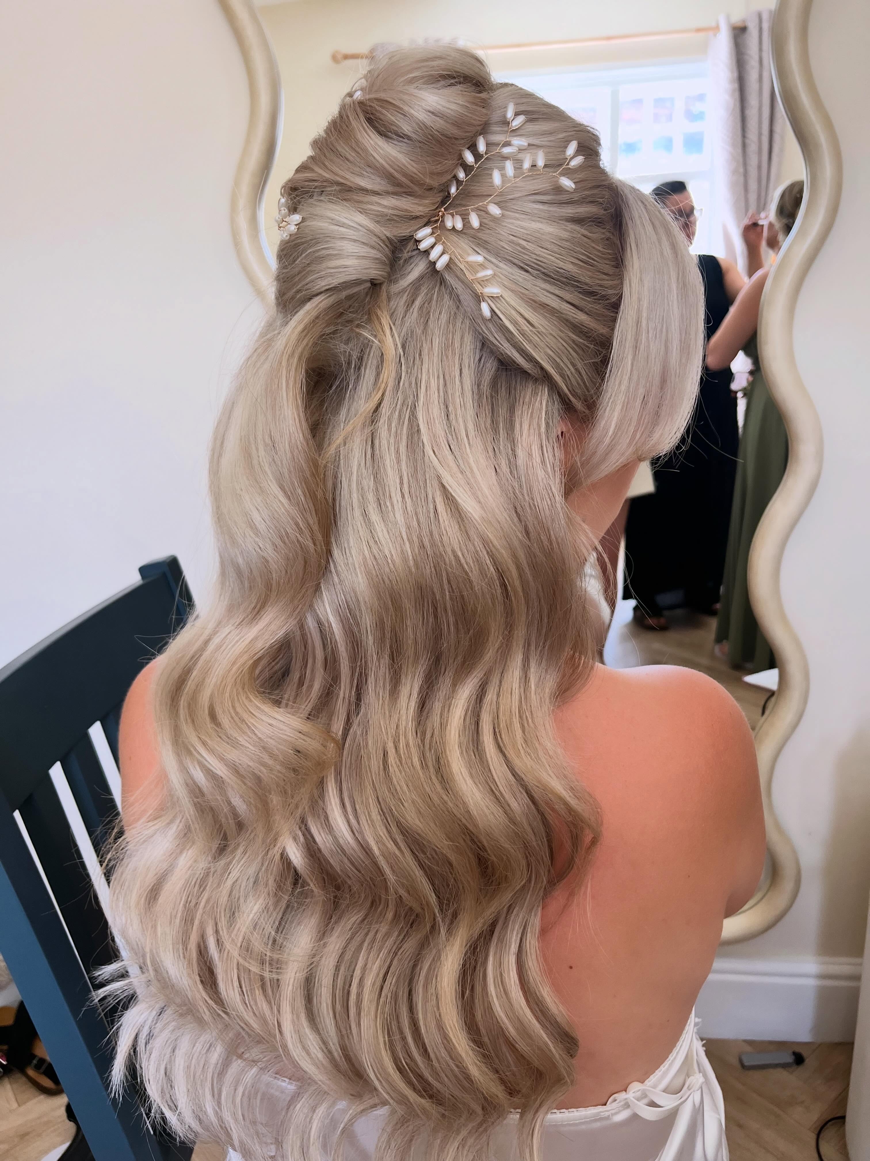 Absolutely loved Meganâs bridal hair
We added 20 inch clip in hair extensions from @beauty_worksonline in shade Molly Mae Swiss blonde