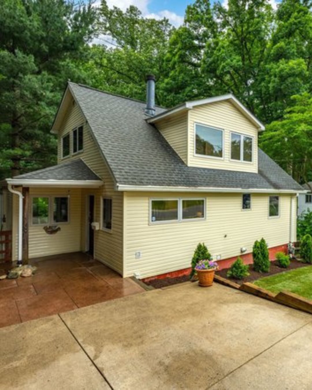$749,000 in KENSINGTON! Updated, bright & backs to parkland. 4 bedrooms, updated baths. Steps to drive-thru Starbucks, IYKYK 😉#kensingtonmd