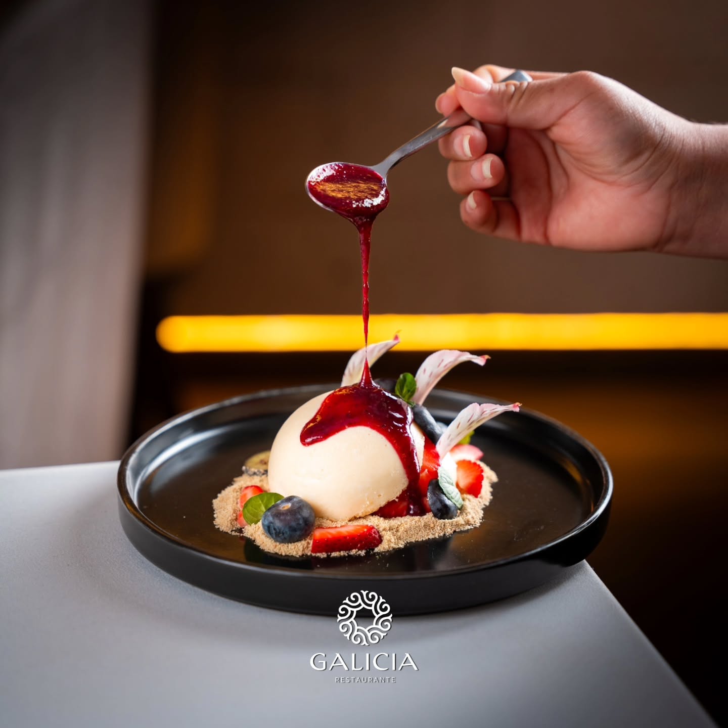 ✨ Un postre que enamora a primera vista… y conquista al primer bocado. 🍓🫐
Nuestro Cheesecake de Frutos del Bosque combina una textura suave y cremosa con el equilibrio perfecto entre dulzura y frescura de frutos rojos seleccionados. Un final perfecto para compartir momentos especiales en Galicia. ✨
📍 Av. Manuel A. Odría 1636, Tacna
📲 Reservas: 907 687 688
Te esperamos en Galicia Restaurante para vivir una experiencia llena de sabor y elegancia. ✨
#GaliciaRestaurante #Cheesecake #FrutosDelBosque #DessertLovers #Postres Tacna Foodie SweetMoments CheesecakeLovers RestauranteTacna PostresArtesanales GaliciaTacna