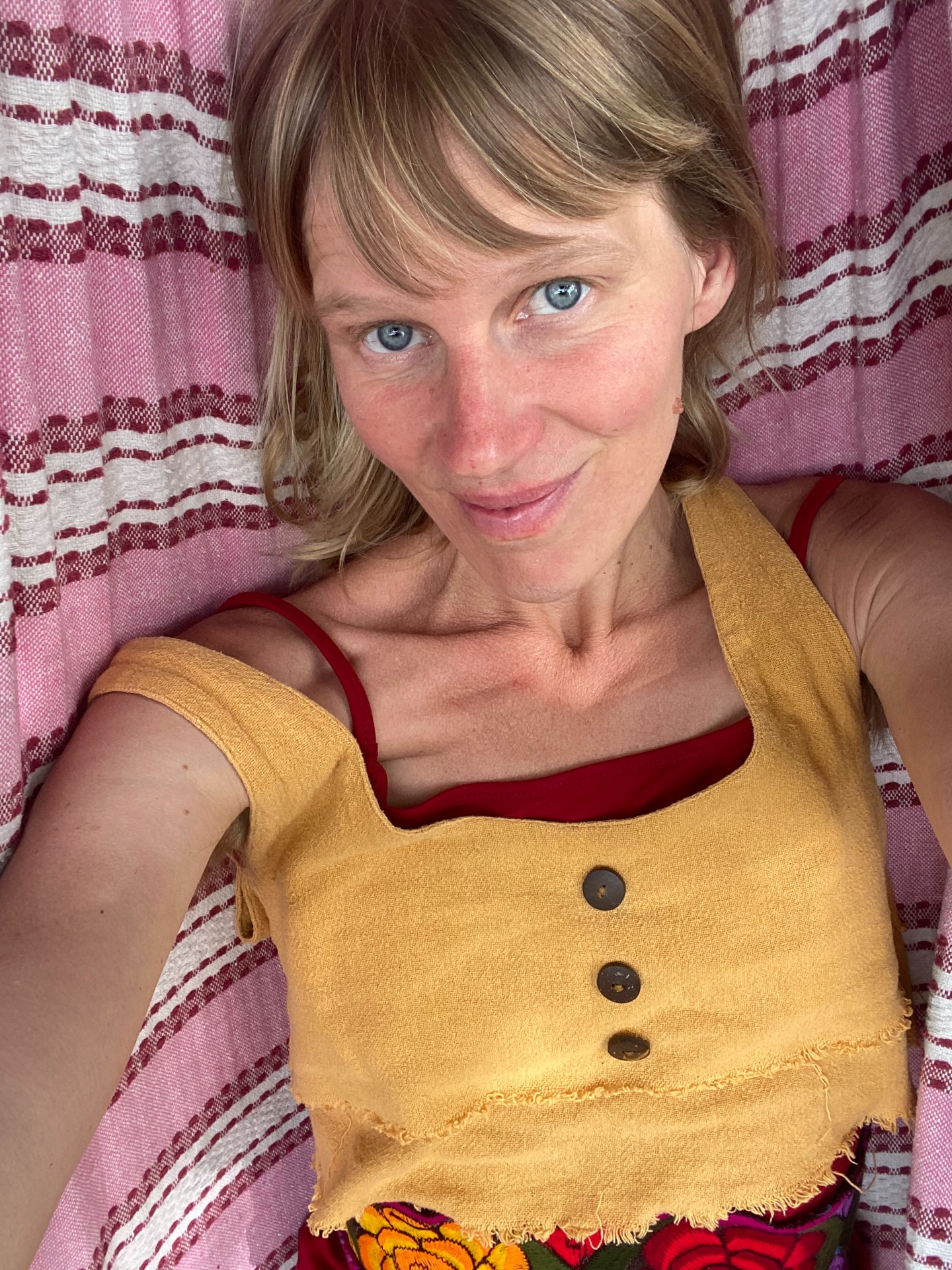 My life lately… Buying and selling clothes. Saying goodbye to old versions of myself. Trying on new ones. Packing boxes. Preparing for Spain. Letting some things go. Discovering what still carries a spark. Figuring out how to provide for my family. Feeling excited. Feeling uncertain. Feeling very alive. 🌺
And of course: dancing my way through it all. 💃🏻✨