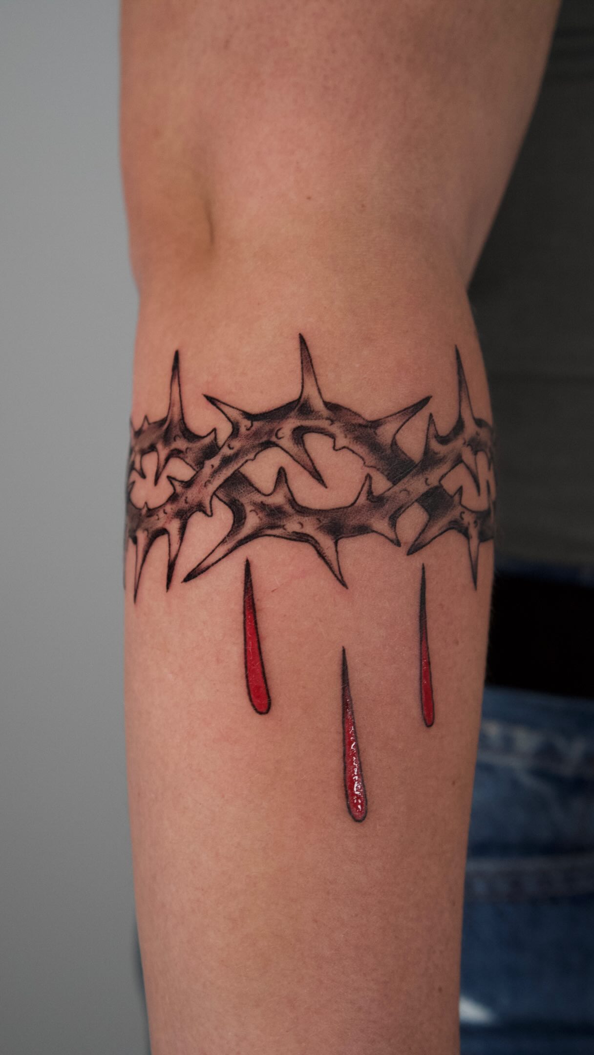 Freehand Thorn Band for a walk in by @gabe____galim 🤩
⚠️Now Booking on Sundays & Mondays⚠️
For appointments and more info, link in bio.
PROSPECT INK
PREMIUM TATTOO STUDIO
Modern concept & ocean views.
1224 Prospect St, Suite 150, La Jolla
.
.
.
.
.
.
.
.
.
.
#thorncrowntattoo #sandiegotattooshop #prospectink#InkedUp #tattoo