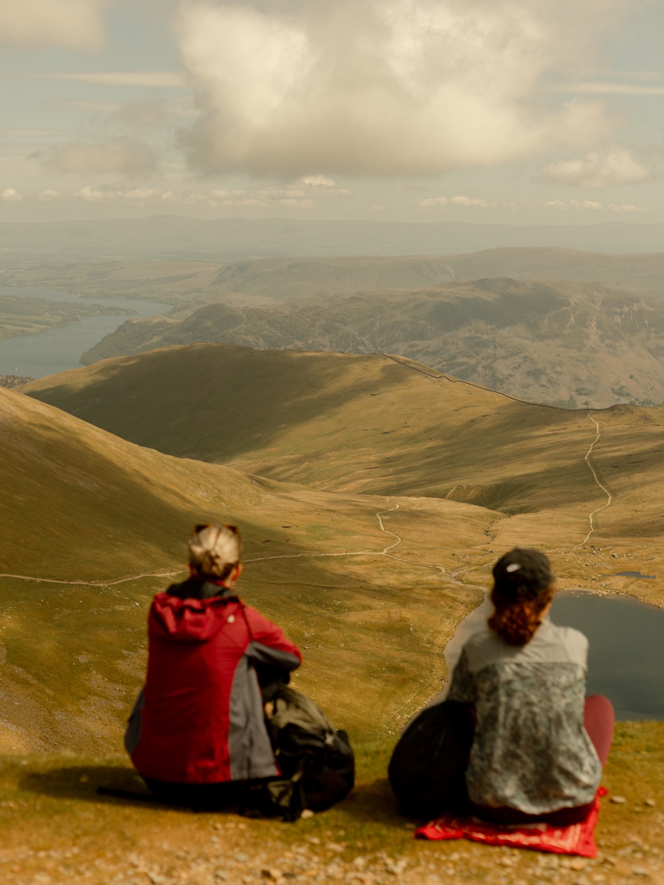 Last weekend reminded me how powerful nature is. Hiking up and down the mountains, I was mesmerised by the Lake District’s extraordinary landscapes stretching in front of us: dramatic peaks, tranquil lakes, and ever-changing skies.
We started with Catbells on the first day, before tackling Scafell Pike through the mist and fog the next. Helvellyn then rewarded us with blue skies and stunning sunlit views, while our final day was spent enjoying a peaceful stroll along Derwentwater Lake.
⛰️ Four days of adventures best shared with super hiking buddies @soniaandrigo and @spellmewithag
#LakeDistrict