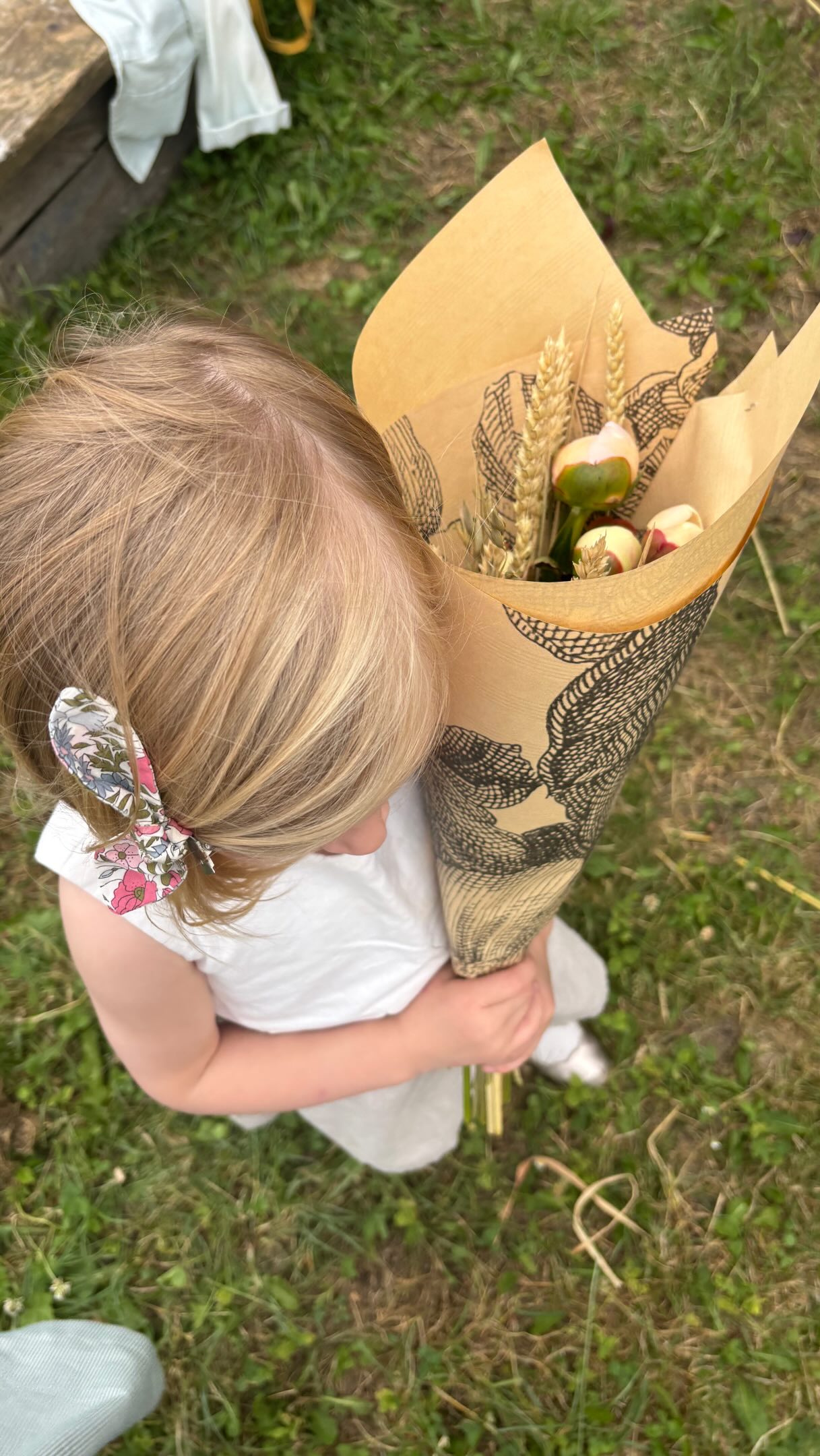 Bonne fête des mères to all the French mamans out there 💕 I’ll be honest, I find Mother’s Day in France way less intense than I did in the US—you acknowledge the day when you say “bonne fête” as a greeting to the moms in your life, you get a nice handmade gift from your preschooler, and it feels very low-key. It’s also true that it could depend on the person/family or that I’m the one who has chilled out over the years 😂 but in any case today was lovely and I’m glad that I’m on the @lesfermesdegally email list so I could sign up for a Mother’s Day peony bouquet workshop with my oldest 💐 does planning my own celebrations make me officially middle aged? Whatever it is I’m quite enjoying it 😇