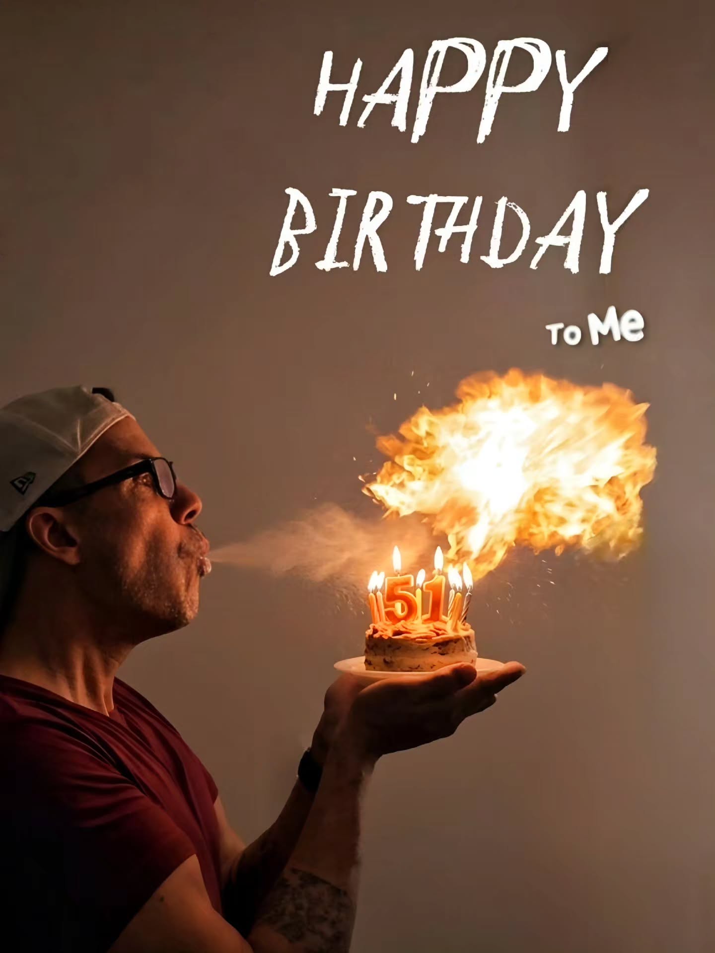🎂 51 voltas ao redor do sol e a certeza de que a nossa melhor versão não tem data de validade.
Se você me conheceu há alguns anos, talvez não imaginasse o estilo de vida que levo hoje. Mas a verdade é que nunca é tarde para recalcular a rota, cuidar da saúde e correr atrás dos nossos maiores sonhos, independentemente da idade.
Hoje celebro a maturidade com a mesma energia de um moleque, mas com a sabedoria que só o tempo traz.
Cada quilômetro rodado, cada superação e cada escolha saudável me trouxeram até este dia com o coração cheio de agradecimentos.
Obrigado a todos que caminham, correm e evoluem comigo nessa jornada chamada vida! 🙏🚀