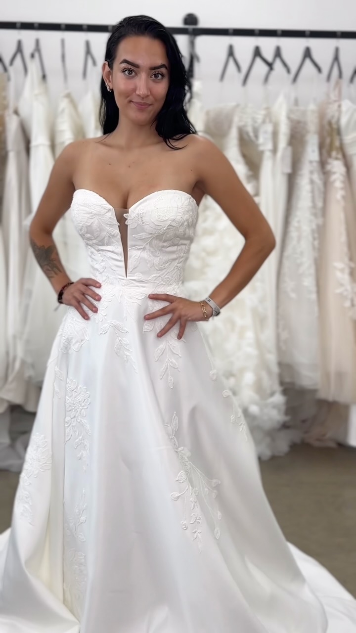 🤍 Trunk Show 🤍
.
This beauty is apart of our @eddyk_bridal Trunk Show! She is only here for a limited time and then she will be gone. Book your appointment now by clicking the link in our bio to secure your spot today!