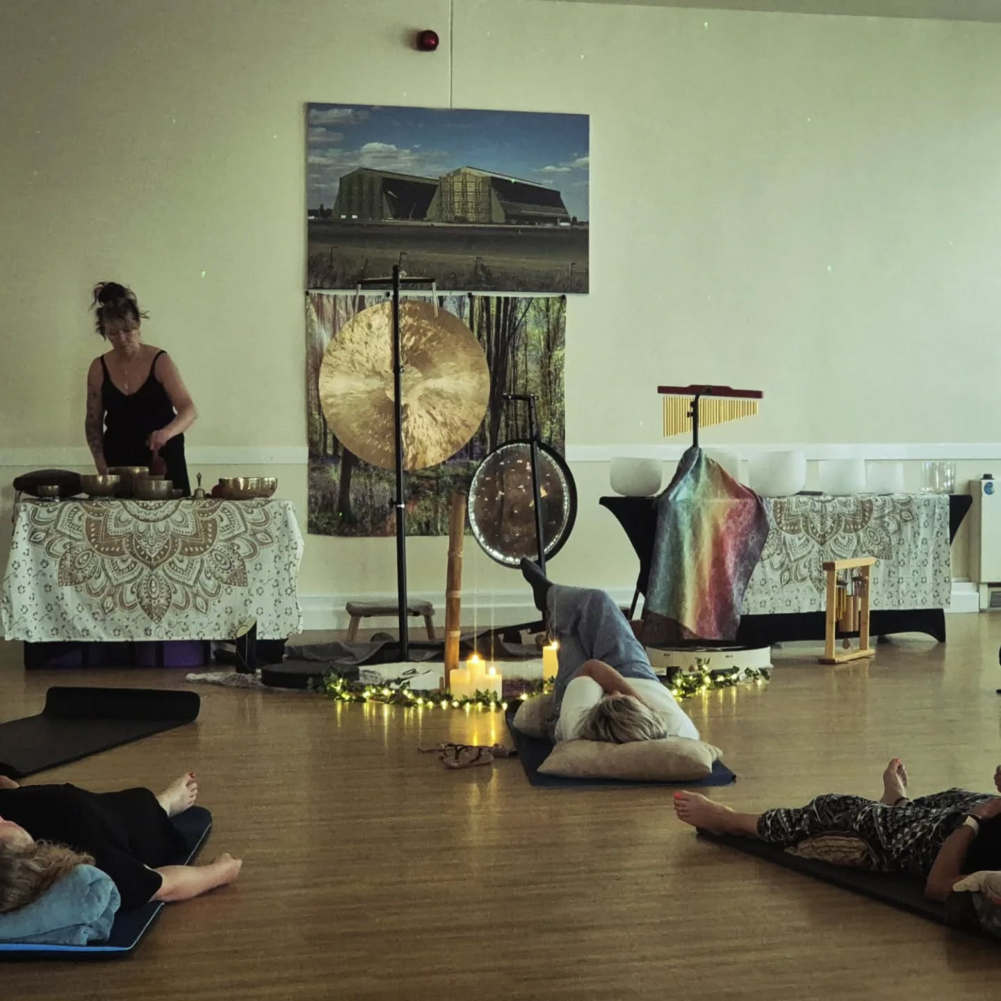 On this hot and steamy Friday night just passed, I held my regular Shortstown Soundbath... Giving space to just lie down on the cool floor and let the healing frequencies wash over everyone....a needed respite to rest and realign.
The next one is Friday 28th August (it will be on the full moon in pisces ♓🌕...a perfect time for releasing and manifesting)
I'd love to see you there. Xxx