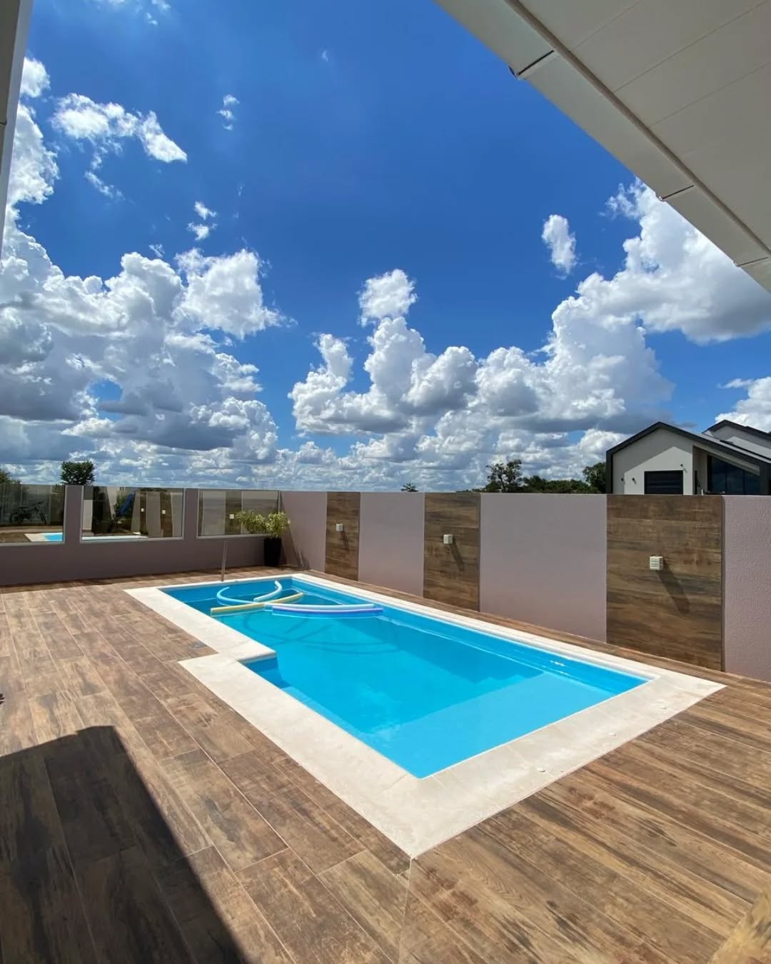 💙✨ Modernidade, conforto e elegância em cada detalhe!
A piscina de fibra modelo Retrô na cor azul traz um acabamento sem borda que valoriza o ambiente e cria um visual sofisticado. Com prainha interna e degraus integrados, ela oferece mais praticidade, segurança e conforto para toda a família.
Perfeita para relaxar, se divertir e aproveitar momentos inesquecíveis com quem você ama. ☀️🌊
📲 Quer transformar sua área de lazer? Entre em contato através do link na bio e solicite seu orçamento!