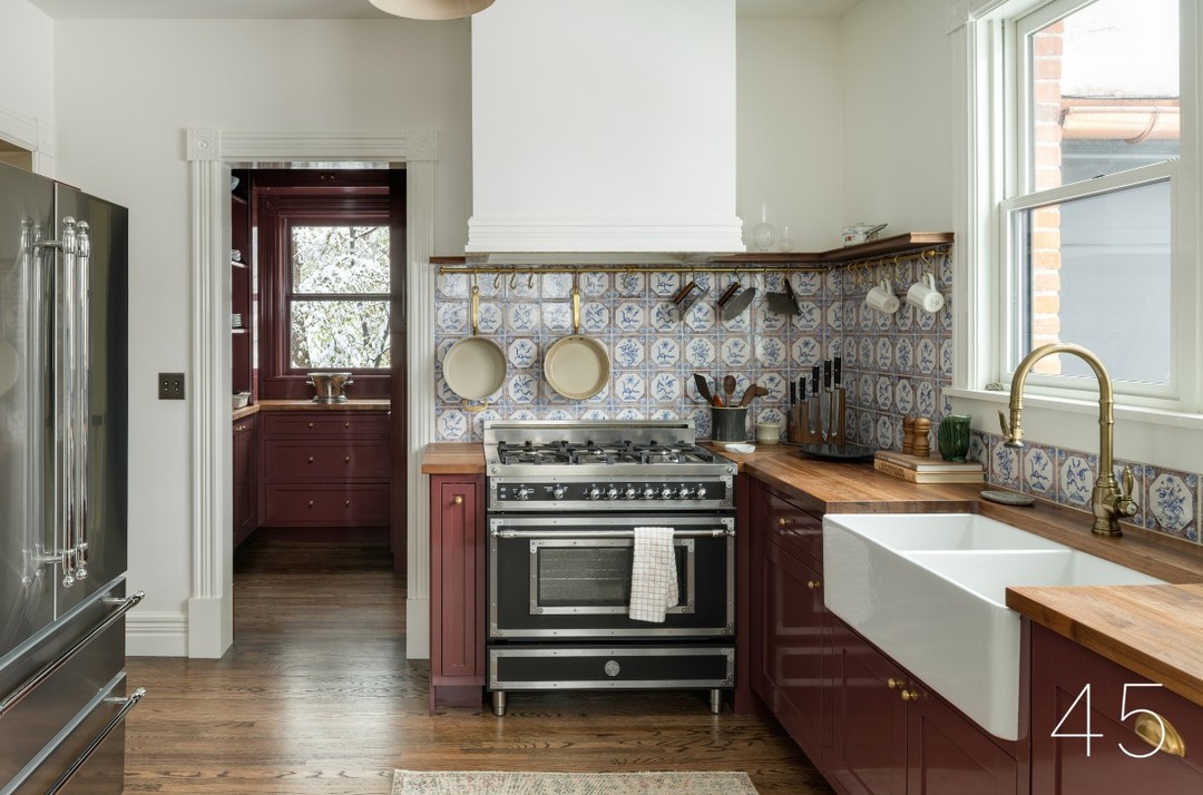 We love spaces that reveal themselves through the details. From the detailed tile to the warm wood surfaces and rich cabinetry, every element was selected to create a kitchen that feels both elevated and lived in.
Design: @45architecture
Interiors: @martha_mulholland
Photography: @wkphotography