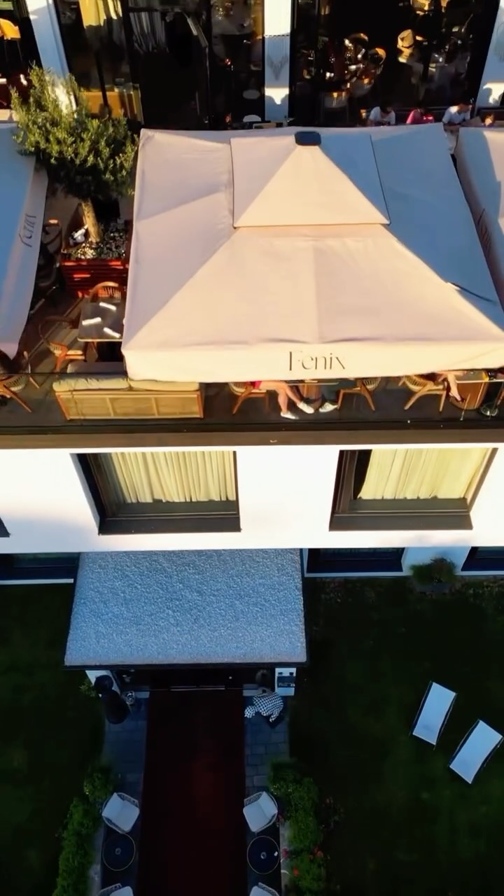 Der Sommer ist da – und damit die schönste Zeit auf unserer Dachterrasse ☀️🍸Genießt kulinarische Highlights, kreative Drinks und entspannte Sommerabende über den Dächern der Ortenau.
Willkommen im Fenix im Hayat Hotel Rust – eure Rooftop-Location für Genuss, Atmosphäre und Sommerfeeling. 🌅✨
📍 Tullastraße 8, Rust
#rust#fenix#europapark#foodie#summer