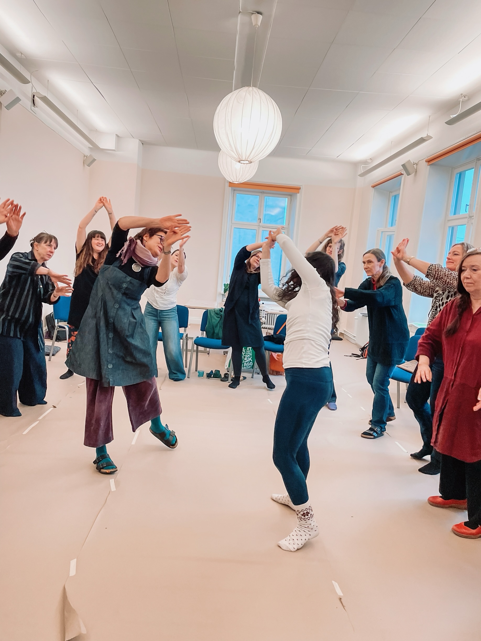 🕊️ Hur kan kreativa metoder hjälpa människor efter kris & trauma?
Det var temat under Modul 10 i den pågående tvååriga utbildningen i Expressive Arts. Två berikande dagar med gästlärare Melinda Ashley Meyer, PhD – utbildningsledare för @imexa.nikut & internationellt erkänd pionjär inom sitt arbete med flyktingar.
Expressive Arts in Transition (EXIT) är en gruppintervention utvecklad av Melinda som ger verktyg för att hantera trauma efter flykt, krig, naturkatastrofer & sjukdom. Metoden kan stärka nervsystemet & ge livets gnista tillbaka.
Vi fördjupade oss i:
• Stressreduktion & stabilisering
• Resurser & “empowerment” i EXA metodik
• EXIT - evidensbaserad gruppmetodik
• Konstnärligt arbete i praktiken
• Hur konstnärliga processer blir en väg till resurser & återhämtning.
Varmt tack för din stora kunskap & närvaro i detta meningsfulla & växande fält, Melinda! 🌱