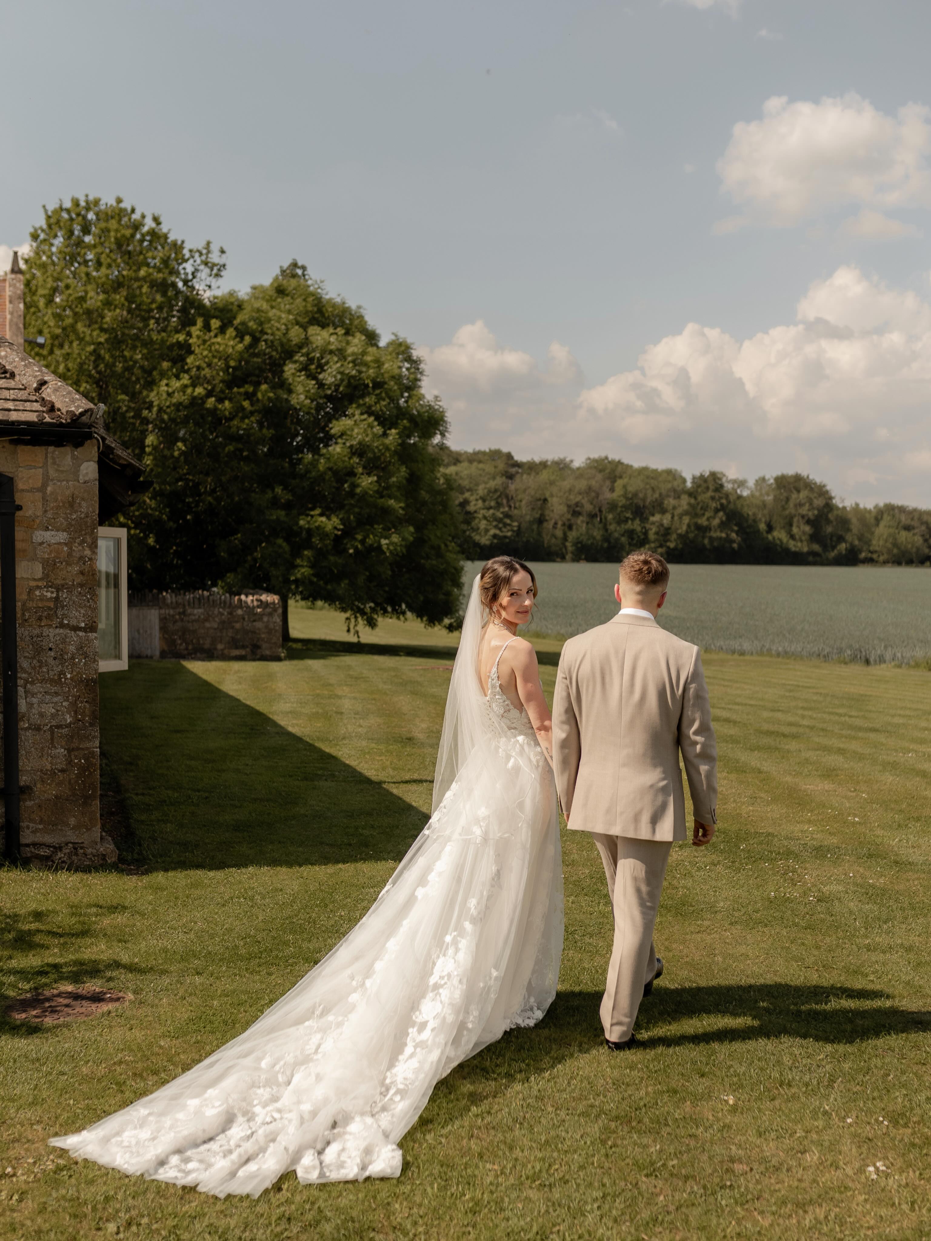 Another visit to Lapstone barn this week to capture H&A’s intimate wedding 🤍
@lapstonebarn
@sambushellmakeup
@seismusicevents
#lapstonebarnwedding #intimatewedding #cotswoldwedding #cotswoldweddingphotographer #gloucestershirephotographer