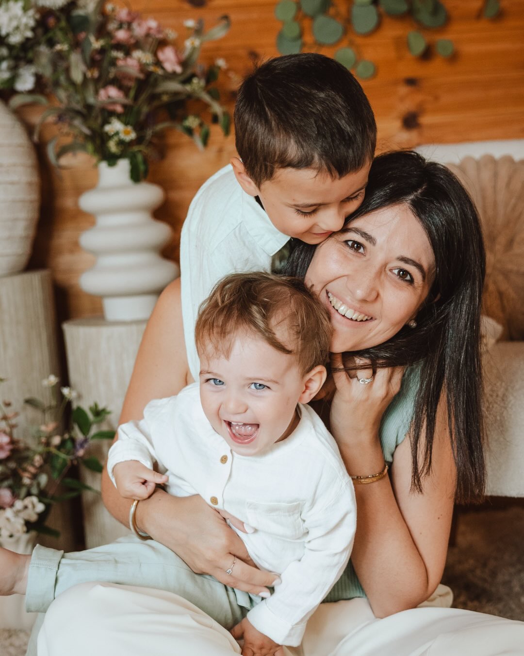 À toi, super maman… ❤️
À toi qui donnes tant, souvent sans compter.
À toi qui rassures, protèges, consoles et aimes d’un amour qu’on ne saura jamais vraiment mesurer.
À toi qui jongles entre mille rôles, qui trouves toujours la force, même dans les journées trop longues et les nuits trop courtes.
À toi qui doutes parfois, mais qui fais toujours de ton mieux, avec tout ton cœur.
Aujourd’hui, on célèbre tout ce que tu es : ta force, ta douceur, ta patience, ton amour immense… cette lumière que tu mets dans la vie des autres, chaque jour.
Bonne fête à toi, maman. Tu es bien plus extraordinaire que tu ne le crois. ❤️✨
Et merci à toutes celles qui sont venues s’offrir des souvenirs lors de ces mini-séances pour le plus beau rôle du monde ❤️
#PhotographeMontauban #PhotographeLifestyle #FeteDesMeres #PhotographeFamille #MomentsDeVie