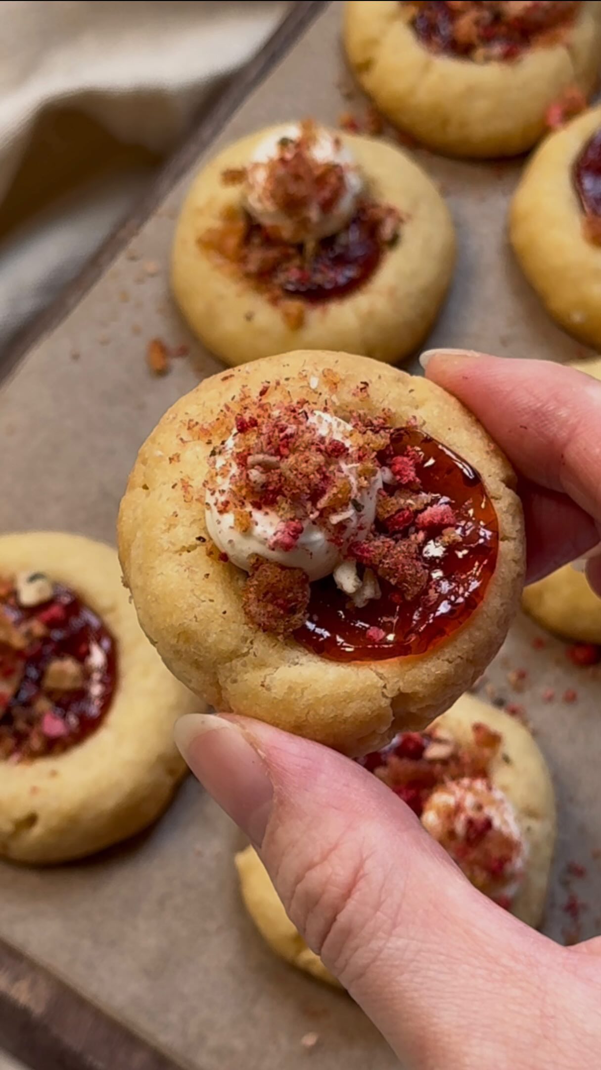 COOKIES À LA FRAISE, FAÇON CHEESECAKE 🍓 🍪
Quand nos Granolas rencontrent les fraises, ça donne des cookies ultra gourmands !
INGRÉDIENTS
COOKIES:
115g de beurre ramolli
30g de sucre en poudre
30g de sucre roux
1 jaune d’œuf
150g de farine tout usage (ou farine de blé)
GARNITURE :
Confiture de fraises
3 cuill. à soupe de fromage frais (type Philadelphia), ramolli
Un peu de lait végétal
@lesgranolasdejenny , écrasés
Fraises fraîches ou lyophilisées
PRÉPARATION :
• Préchauffez le four à 170 °C.
• Mélangez beurre et sucres, puis ajoutez le jaune d’œuf et la farine.
• Formez des boules, creusez un puits et ajoutez la confiture.
• Cuisez 14 à 15 min et laissez refroidir.
• Mélangez le fromage frais avec un peu de lait et pochez sur les cookies.
• Garnissez de Les Granolas de Jenny écrasés et de fraises lyophilisées.
#lesgranolasdejenny #granola #swissmade🇨🇭 #sansgluten #recettefacile
