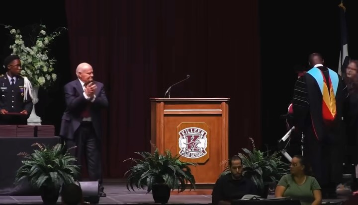 Hello friends! Today, I’d like you all to join me in celebrating and congratulating my friend Sean Roberts on his high school graduation! With his determination and positive attitude, people like Sean demonstrate what it truly means to be awesome!
.
.
.
.
#classof2026 #graduation #yogabbagabba
Footage: @kwtx