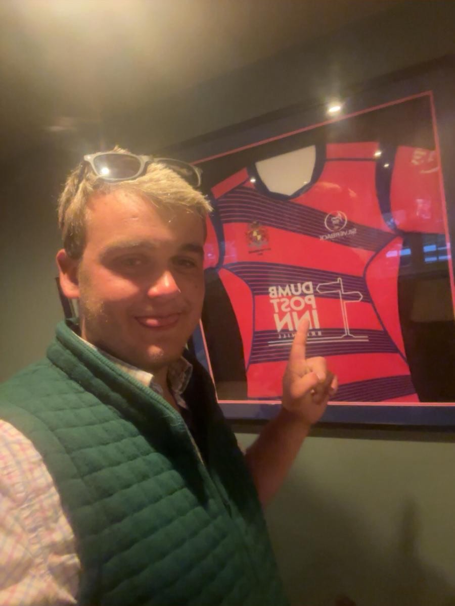Much like Ben Tameifuna after winning the Champions Cup… our own Harry Mayo has been on an almighty bender since collecting the prestigious “Sick Note Award” at this year’s Minety Awards 🍻🏆🤕
During his travels, Harry somehow found himself in the Dumb Post Inn… where he also somehow found himself a little “gift” 👀🏆
He’s assured everyone there’s no need to worry though — he’ll return it when Sutton Benger finally win back the Village Cup 😅
#MinetyAwards #VillageCup #OnTour #SickNoteChampion