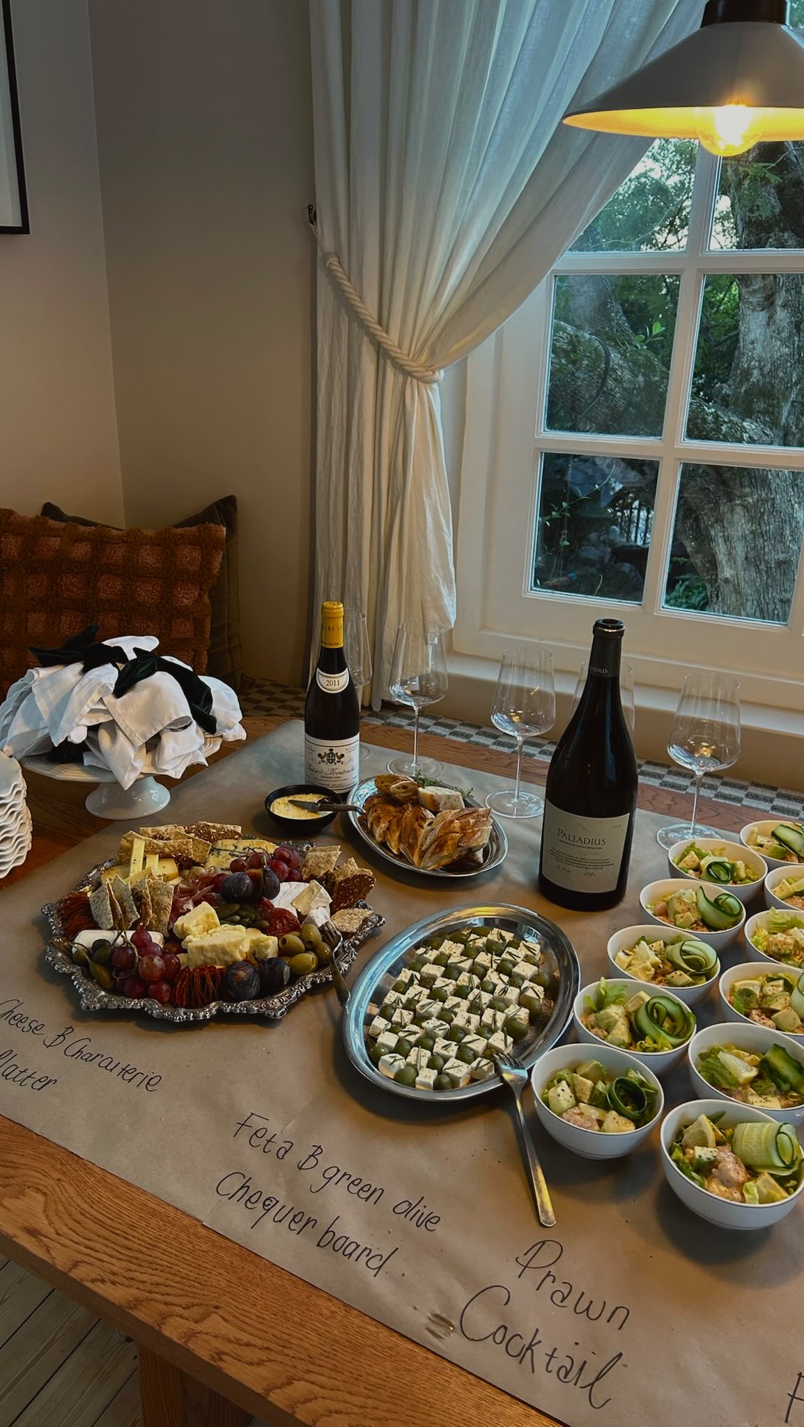 Romanticising hosting at home >>>>
Cafe-style tables, grazing snacks, candlelight, wine poured all night long, and your favourite people gathered around the table.
This is your sign to host the dinner party ✨
