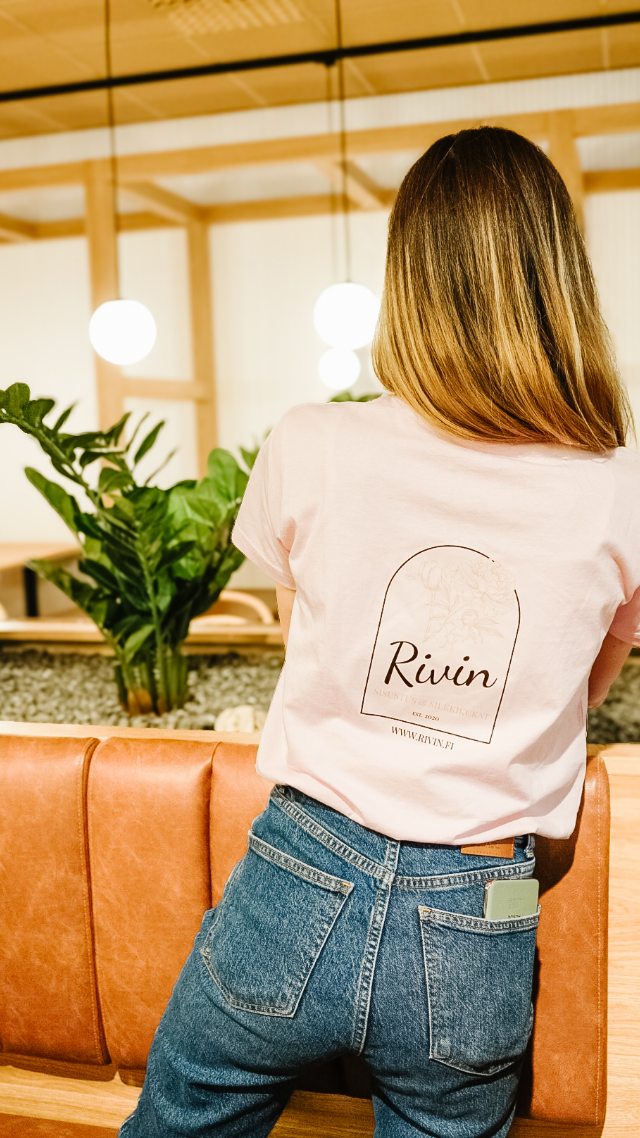 Toukokuu silkkikukkien ja -kasvien parissa 🌸
Pieni ote siitä mitä kaikkea toteutimme: hääkimppuja, asetelmia, kransseja, silkkikasviprojekteja ja kaikkea muuta kaunista.
Aika värikäs ja ihana kuukausi 🩷
#silkkikukat #silkkikasvit