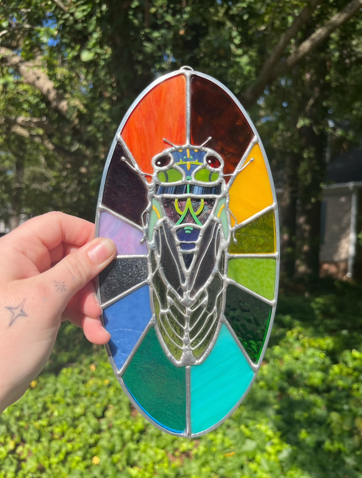 Pride season is officially™️ upon us and I thought it would be neat to see how many Pride related pieces we could feature - we definitely have more than a month’s worth! Starting off strong with this rainbow cicada custom we did a while back for a trade with the lovely @hair.punk.aaron 🏳️⚧️🏳️🌈 T4T but make it glass/hair basically! Love ya Aaron and this piece!