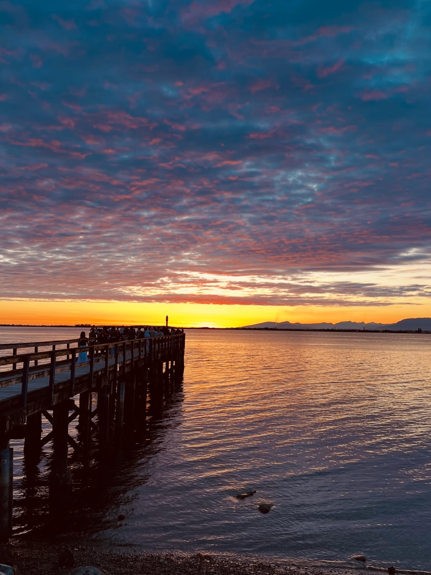 I love how people gather almost everywhere I’ve travelled, to be silent witnesses to the sunset. It’s a reverent, peaceful gathering that humans have perpetuated since primordial times. Perhaps, since the beginning, we have been hardwired to be drawn to nature so that we remember we are a part of it.
#sunsetwisdom #souljourney #natureheals #innerpeace #mindfulness