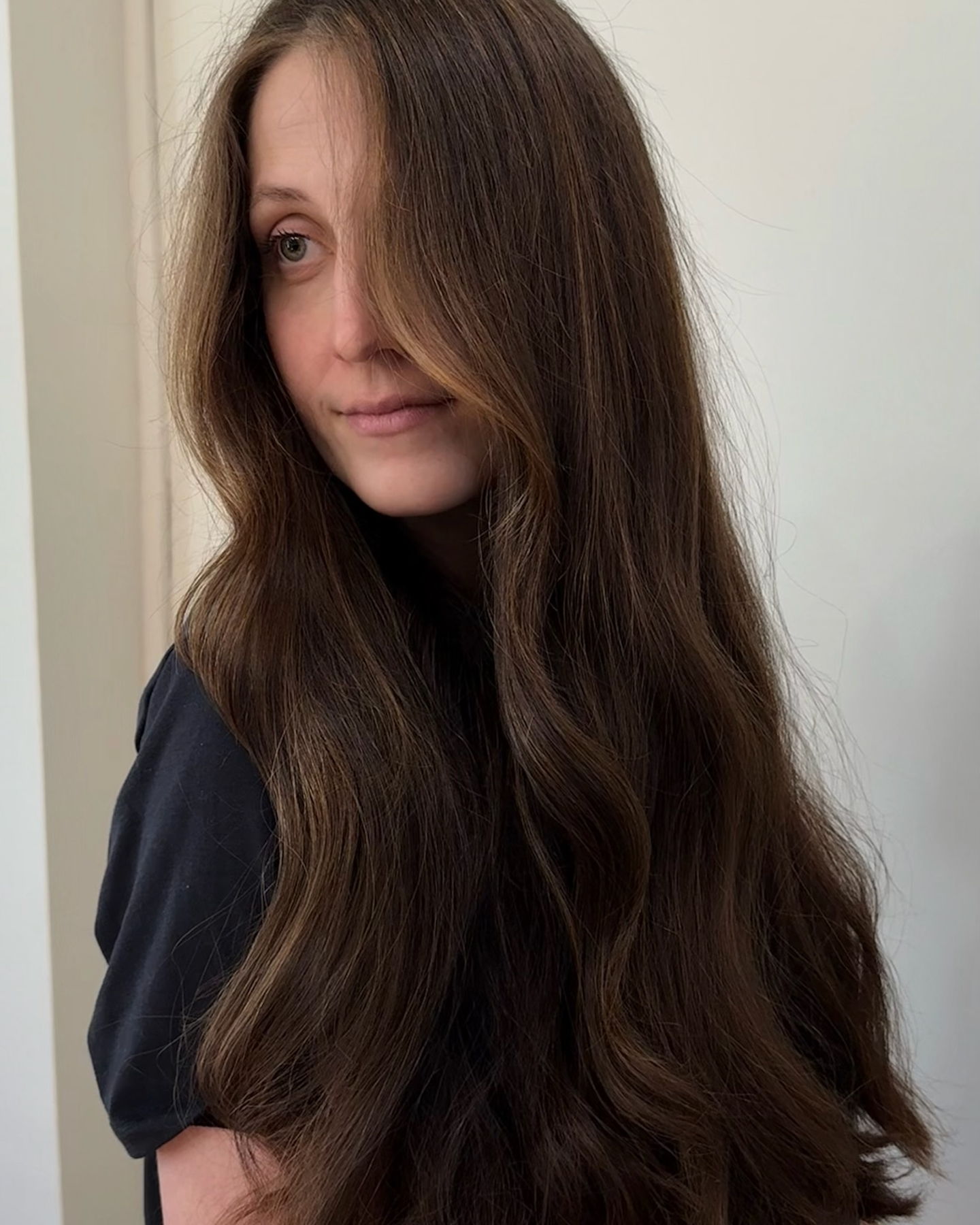 It's about that time, the sun is out, the weather is warming up...and we need to go brighter.
@hair.by.eris and her client kicked off spring by adding super soft dimension and movement to her guest. By booking a 'maintenance please' they had the time to get spring and summer ready.
Because her guest maintains her hair at home with the proper shampoo to help maintain hue, she shouldn't have to be back for 12 weeks to do another maintenance to enhance the money piece or a simple gloss and cut to keep shine.