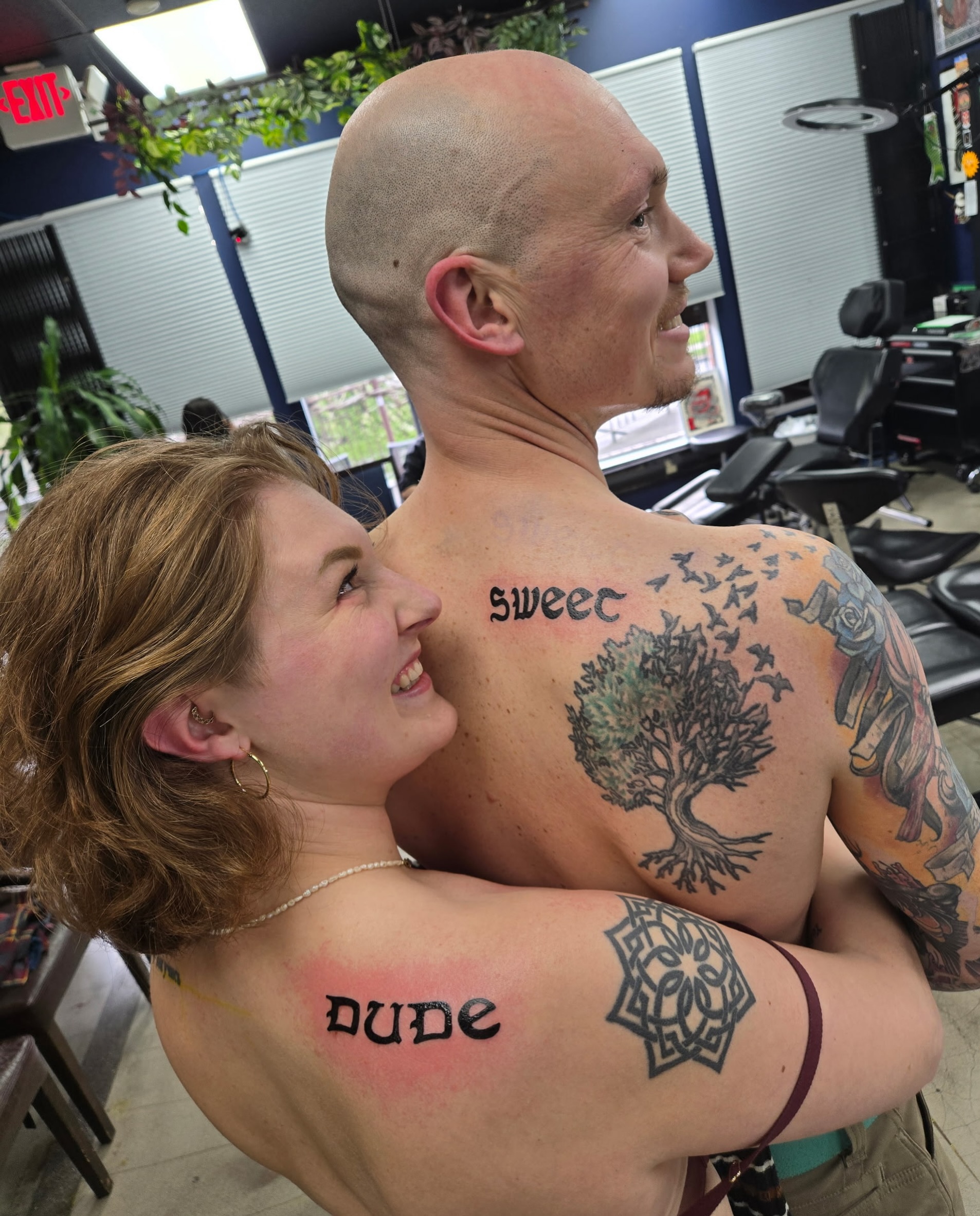 "Dude, what does mine say?" "Sweet, what about mine?" "DUDE, What does mine say?!" "SWEET, What about mine!?" "DUDE WHAT DOES MINE SAY?!" "SWEET WHAT ABOUT MINE!?"
@the.rowen and I got these little badboys in Vancouver last year!
@scottie.tattooer
@fortunesfavourtattoo
.
.
#matchingtattoos #couplestattoo #dudewheresmycar #funnytattoo #matchingtattoo