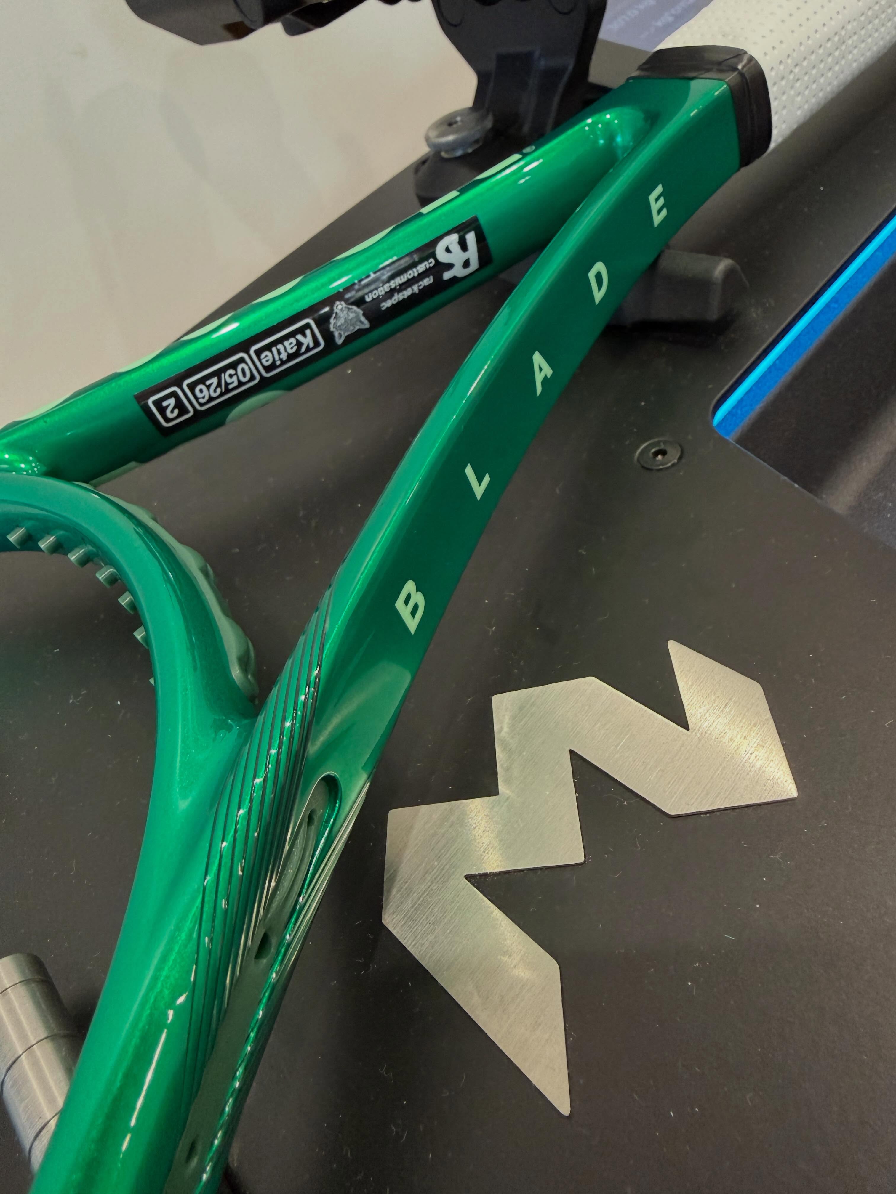 Liking the new colourway of these @wilsontennis Blades, all ready for the grass for @katiecboulter ๐พ๐ #wilsontennis #tennis #london #grass #racketspec