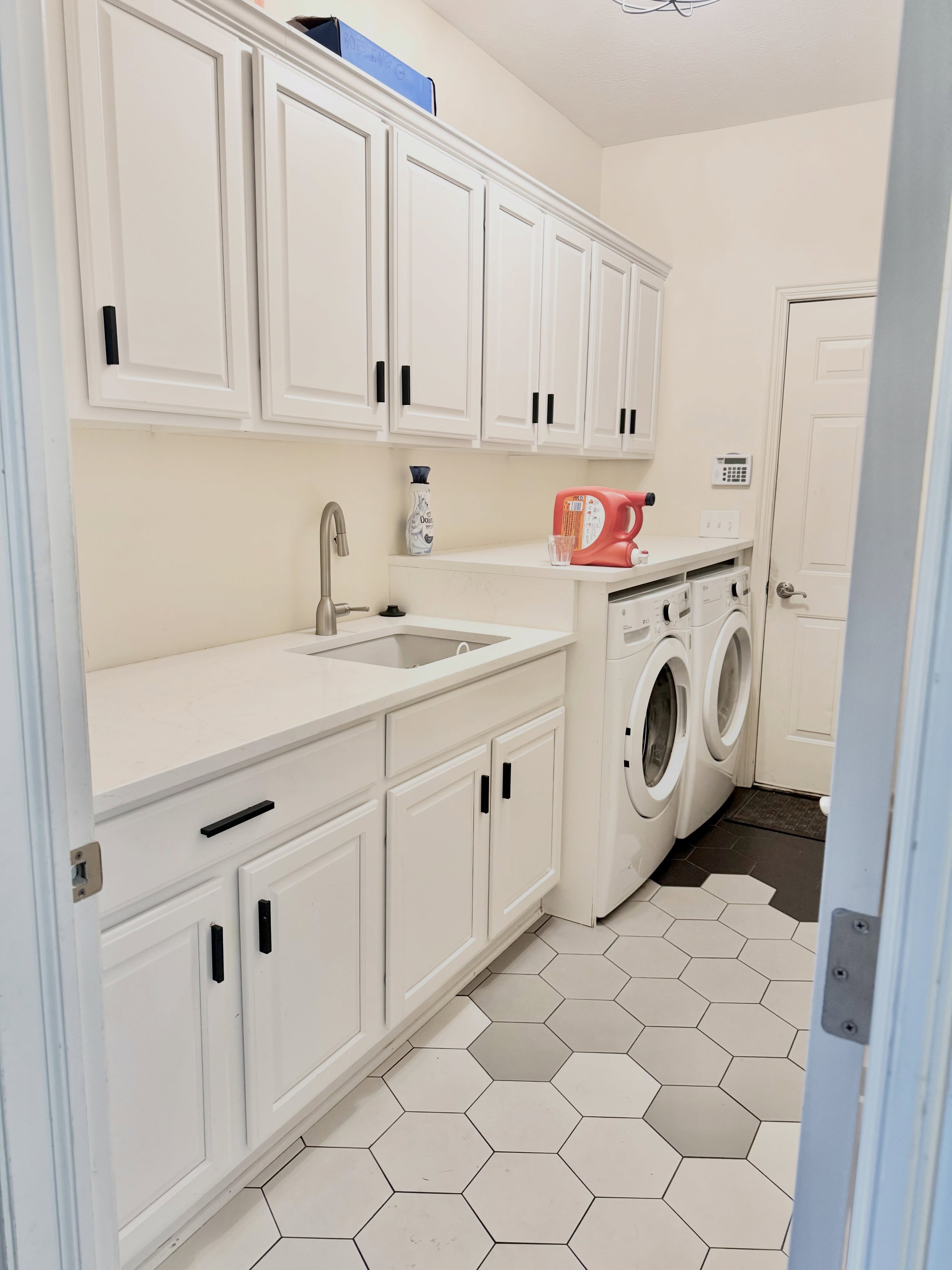 Your mudroom and laundry room may be the hardest working spaces in your home… but when they’re cluttered and chaotic, they can add stress to everyone’s day. 🥹😩😓
Creating organized systems for shoes, backpacks, coats, laundry, and everyday essentials makes life flow so much easier.
Imagine walking into a calm, functional space instead of piles, messes, and overwhelm. ☺️🧘🏡
Give me a call, send me a text or email me….we can do this together!!! 💪🏻
•
www.OrganizeMe.Life 🏠
•
•
#614 #columbus #organizeme #newalbanyohio •whitefenceliving •homeorganization •declutter •columbusohio •smallbusiness •girlboss •womenowned •614moms •organizeyourhome •ohlocal •organizedhome •kindness •614moms •43054 •stayorganized •organizinggoals •cbusgrams •kindnessmatters •professionalorganizer •clutterfree •peace •ilovewhatido❤️🏡