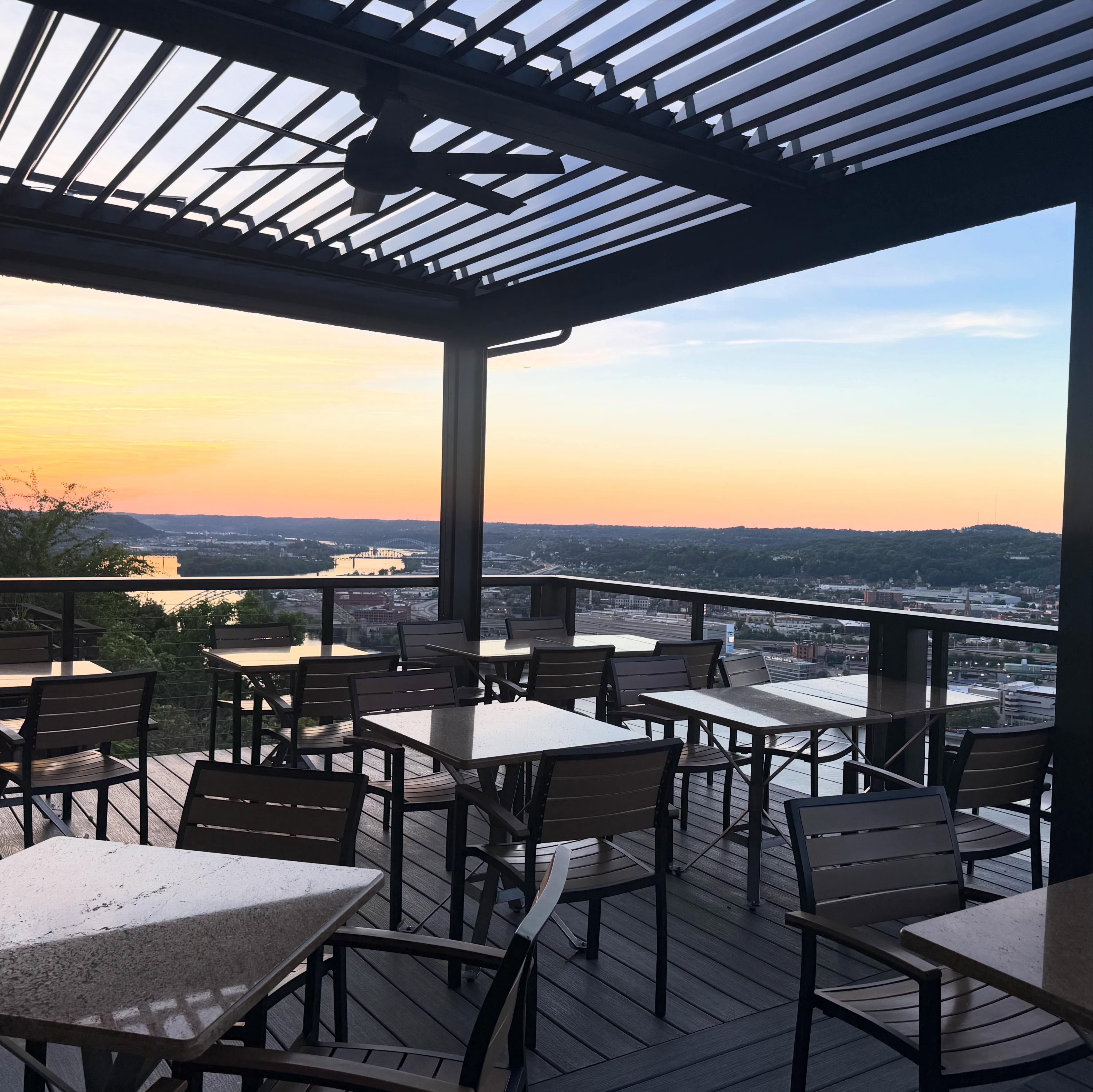 Decks & Views 🌅😍🌆💫
Now booking for the 4th of July! 🇺🇸🎆 Reserve your spot early and celebrate with amazing food, drinks, and the best sunset views in town. 🎇
#PatioSeason #SunsetVibes #FourthOfJuly #SummerNights #NowBooking