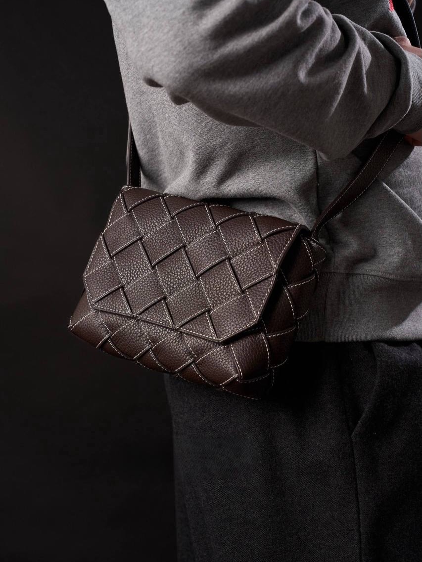 Bottega Veneta Intrecciato
Мова без слів.
Сумка з культовим плетінням Intrecciato у насиченому шоколадно-коричневому відтінку — це не аксесуар, це заява про смак. Широкі смуги зернистої шкіри, переплетені вручну в геометричний орнамент, формують об’єм і характер одночасно. Компактний силует на плечовому ремені вписується в будь-який образ — від casual до ділового — і залишається впізнаваним без жодного логотипу.
⸻
В НАЯВНОСТІ
Київ, вул. Дж. Маккейна 26
ПН–НД з 11:00 до 19:00