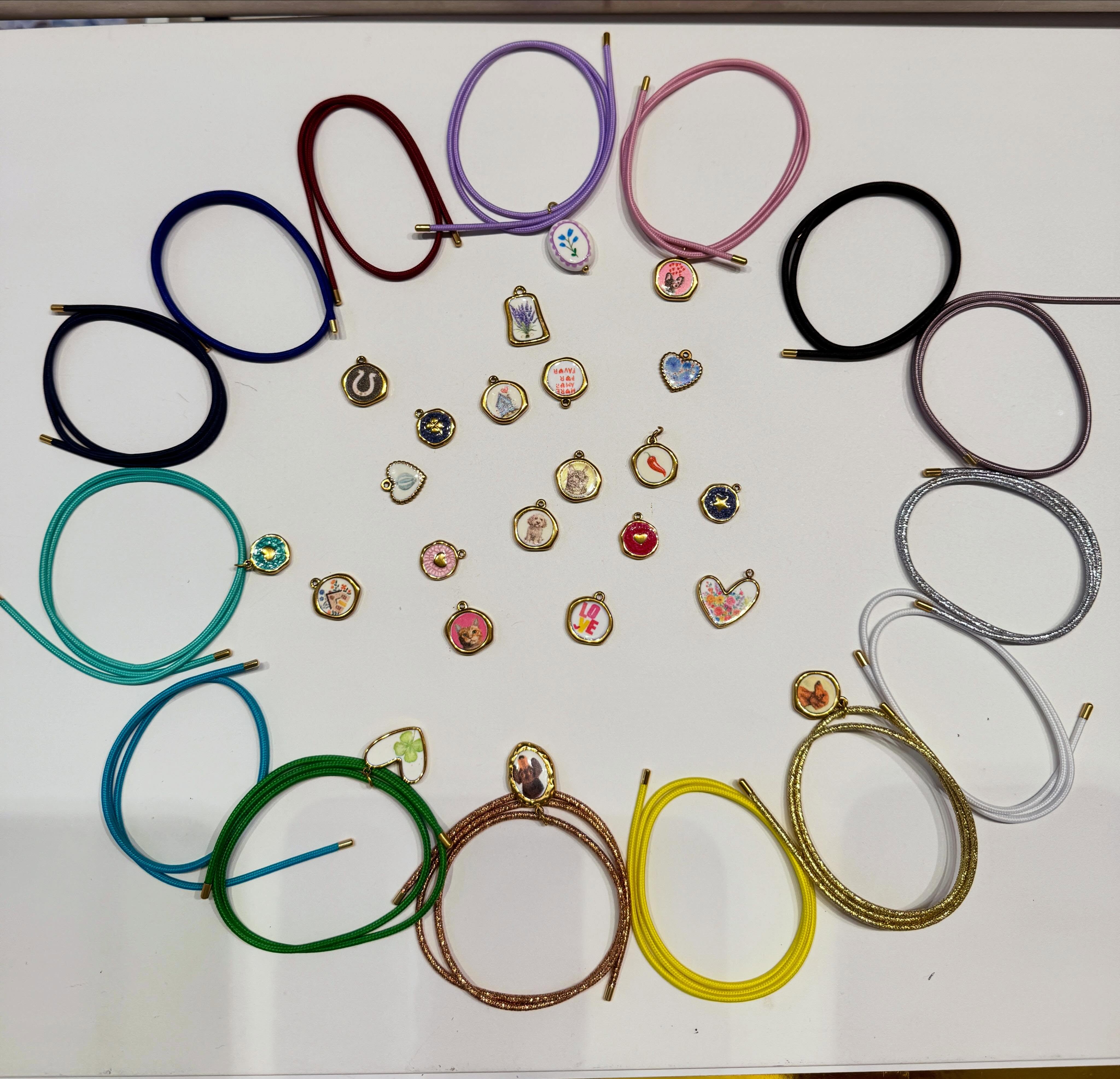 Sono decisamente il fenomeno del momento! ๐
.
.
Cordino magnetico con ciondolino in acciaio anallergico !
.
.
โ
scegli il colore del tuo cordino calamitato;
โ
aggiungi il tuo charm preferito (difficilissimo sceglierne solo uno ๐ซฃ);
โ
componi la tua combo del ๐ e utilizzala come collana, ma anche bracciale multifilo o cavigliera ;
โ
indossa la tua scelta e sei pronta per unโestate super trendy e colorata !๐
.
.
โ ๏ธ๐ATTENZIONE: tutti ti chiederanno dove hai acquistato questa meraviglia ๐
.
.
#capsulerovereto #piccoleemozioniquotidiane #calamita#musthave #charm