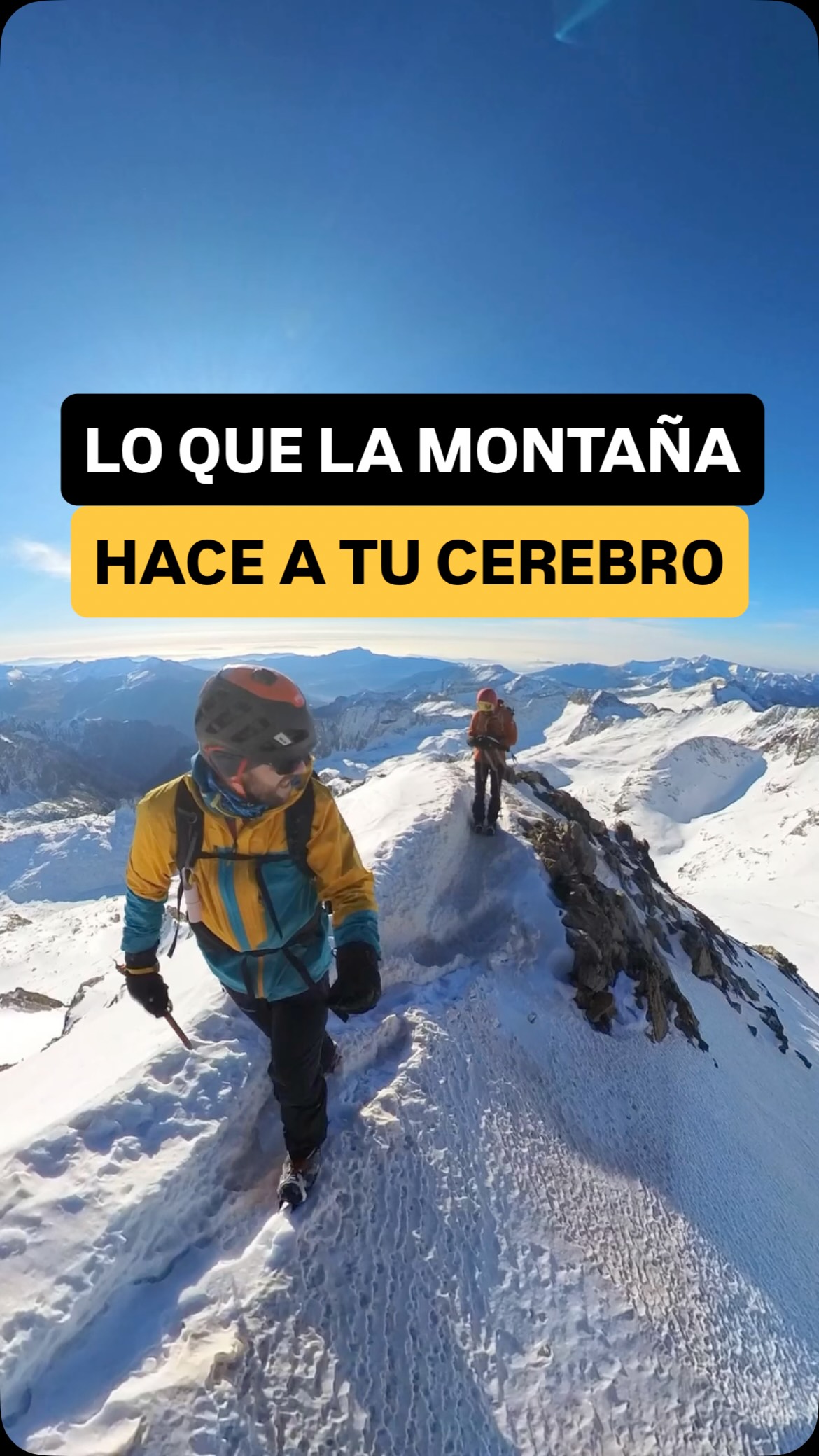 ¿Te has dado cuenta de que cuando estás en la montaña los problemas parecen más pequeños?
No es solo una sensación.
En 2015, investigadores de Stanford descubrieron que las personas que caminaban durante 90 minutos en un entorno natural reducían la rumiación mental, es decir, esos pensamientos repetitivos y negativos que tantas veces nos acompañan.
Y tiene sentido.
Cuando estás en la montaña tu atención deja de estar secuestrada por notificaciones, preocupaciones y prisas. Empiezas a centrarte en algo mucho más simple: tu respiración, el terreno que pisas y el siguiente paso.
Además, revisiones científicas recientes siguen encontrando una relación clara entre pasar tiempo en la naturaleza y una menor percepción de estrés, ansiedad y fatiga mental.
Por eso muchas veces no necesitamos encontrar la solución a nuestros problemas.
Necesitamos distancia para verlos mejor.
Y pocas cosas ofrecen esa distancia como una montaña.
Los problemas no desaparecen.
Pero dejan de parecer tan grandes.
¿A ti también te pasa que cuando sales a la montaña vuelves con la cabeza mucho más despejada? ⛰️
#televiajar