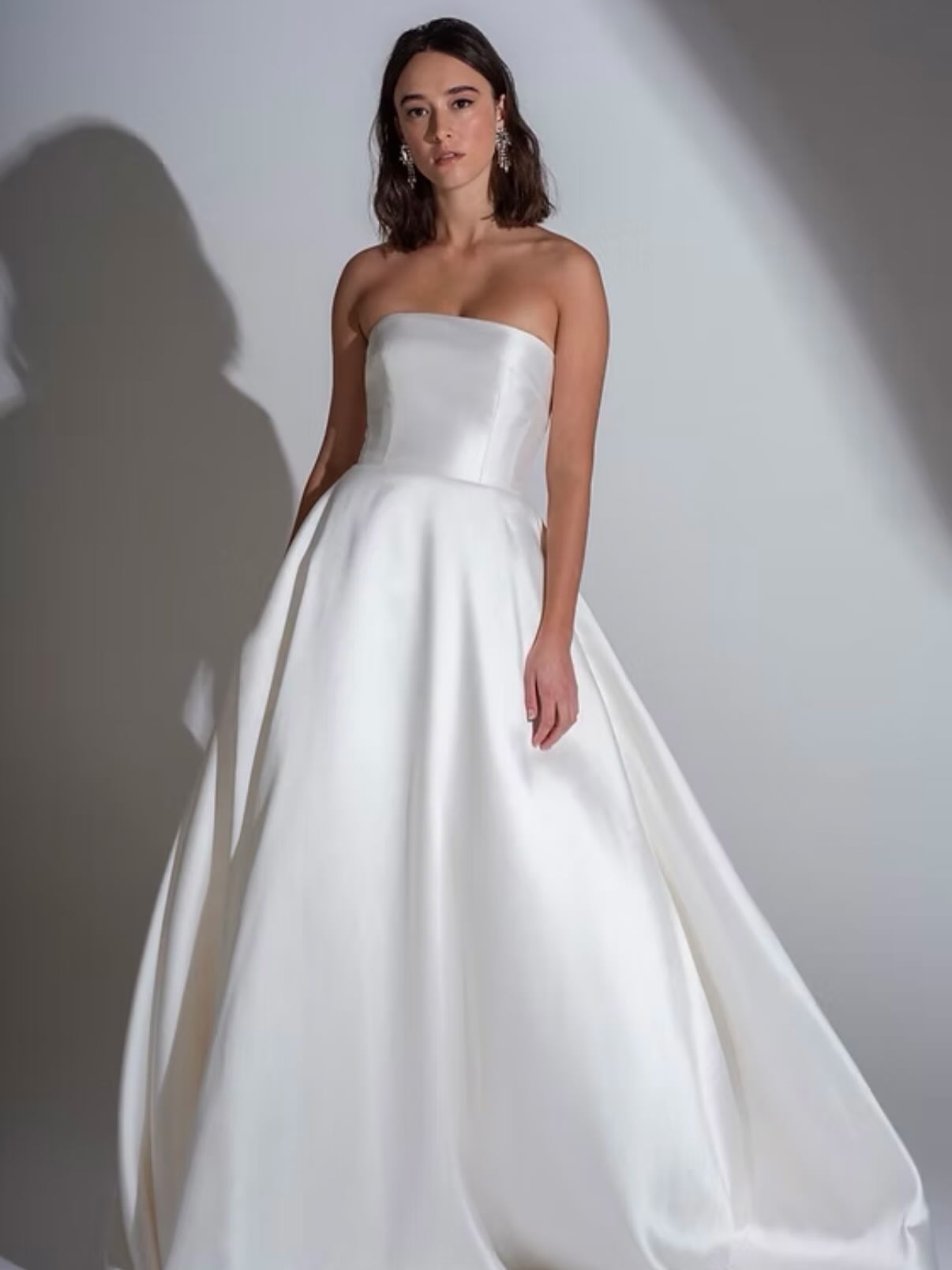 Meet ‘Austin’ a contemporary dress in Mikado. Square seamed strapless bodice and full skirt with pockets. Can be worn with optional sleeves.
We love her! Book your appointment to try.
@fredabennet - Style ‘Austin’
#mikado #squareneckweddingdress #bride #sleeves #yateley