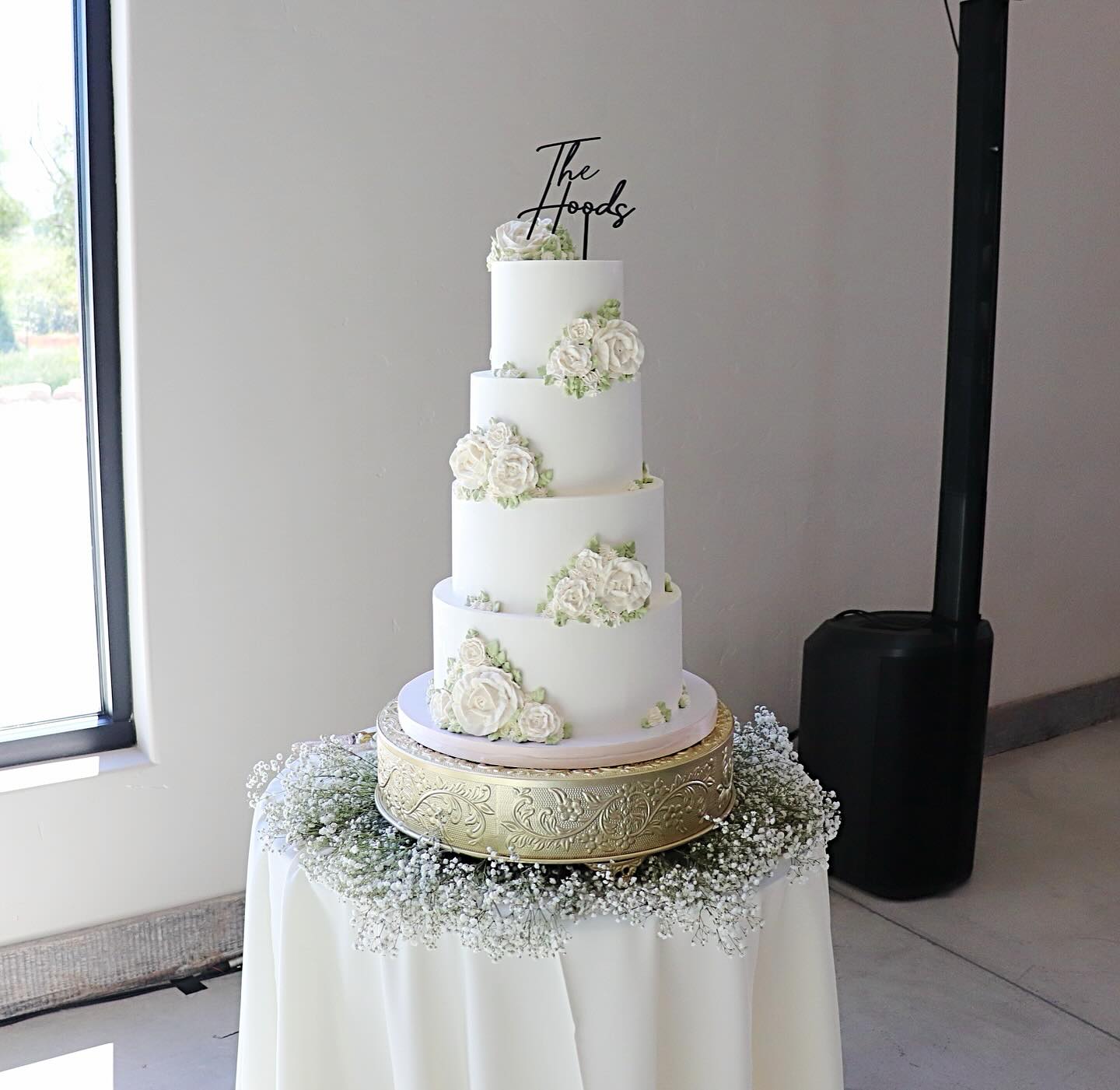 Four tier wedding cakes are our favorite to make! A large wedding cake is a design piece which elevates the whole reception space. This elegant four tier design adorned with white buttercream florals was a statement!🤍
The bottom two tiers were almond cake, with raspberry compote filling, and white chocolate Italian meringue buttercream. The top two tiers were banana cake, with dulce de leche and caramelized bananas filling, and caramel Italian meringue buttercream. So good!🍰
Venue: @rusticdaisybarn
#whiteweddingcake #statementweddingcakes #boiseweddingcakes #boisebakery #boiseweddings