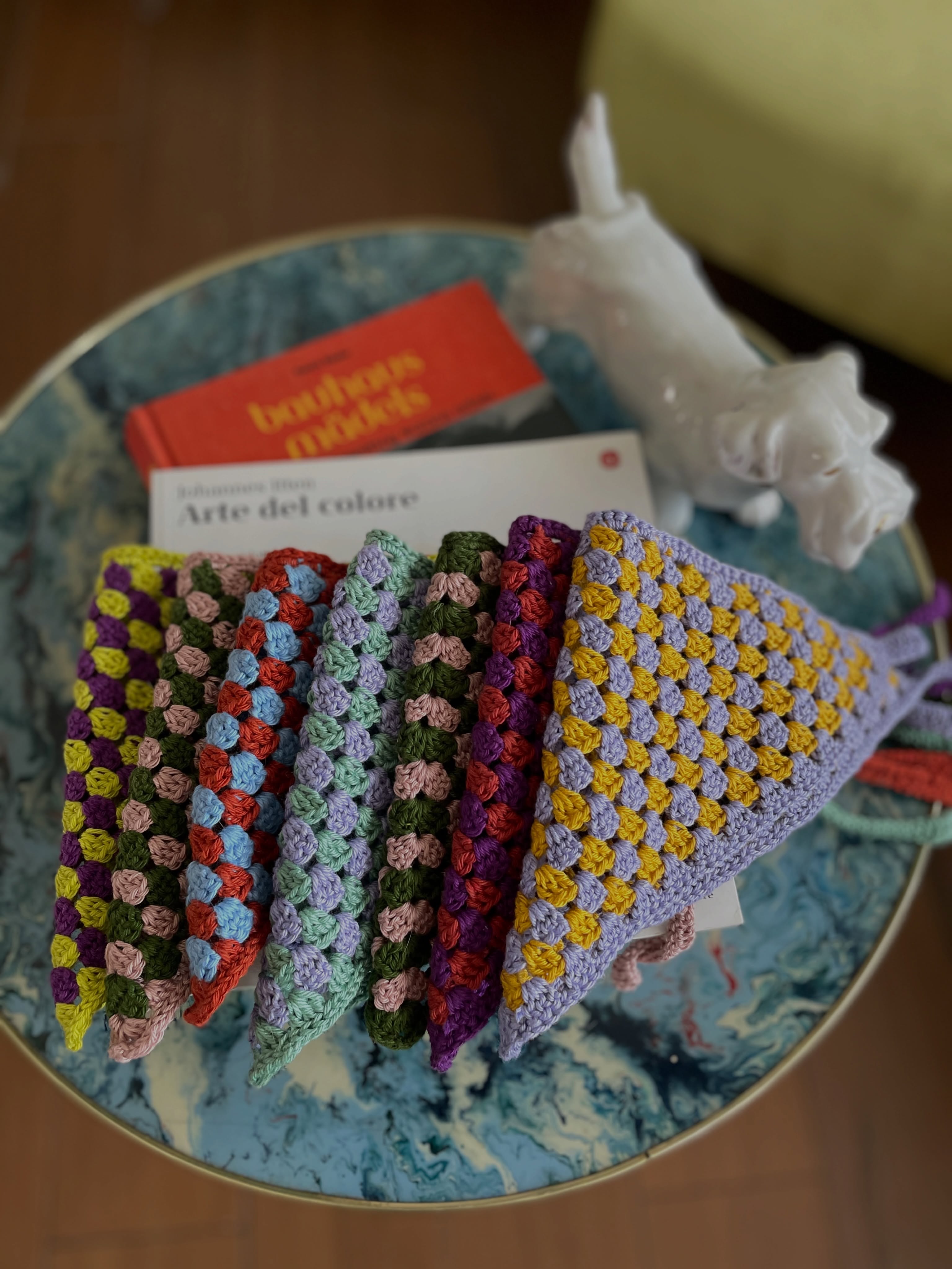 Una maglia alla volta.
Un colore alla volta.
Una bandana alla volta.
Le nostre bandane crochet per cani HandMade Edition nascono così.
Ogni combinazione racconta una personalità diversa.
C’è quella più poetica, quella più eccentrica, quella che entra in una stanza e decide automaticamente la palette di tutti gli altri.
Perché da Zigzagoo non ci interessano i cani perfetti.
Ci piacciono quelli curiosi.
Quelli che si sporcano.
Quelli che trasformano una passeggiata in una piccola performance artistica.
HandMade Edition.
Bandane crochet multicolor.
Ideate a Milano.
Pensate per cani liberi, imperfetti e felici.
Un ringraziamento speciale a @irene.bonfanti per l’ispirazione, la sensibilità verso il colore e l’amore per l’artigianalità che hanno accompagnato questa collezione.
Quale variante lanceresti per prima: Lime, Forest, Fantasia o Aubergine?
Scrivicelo nei commenti.
Salva questo post per la tua prossima dose di colore.
E se ami il design per cani fuori dagli schemi, segui @_zigzagoo.
#zigzagoo #BandanePerCani #CrochetLovers #DogLifestyle #MilanoDesign