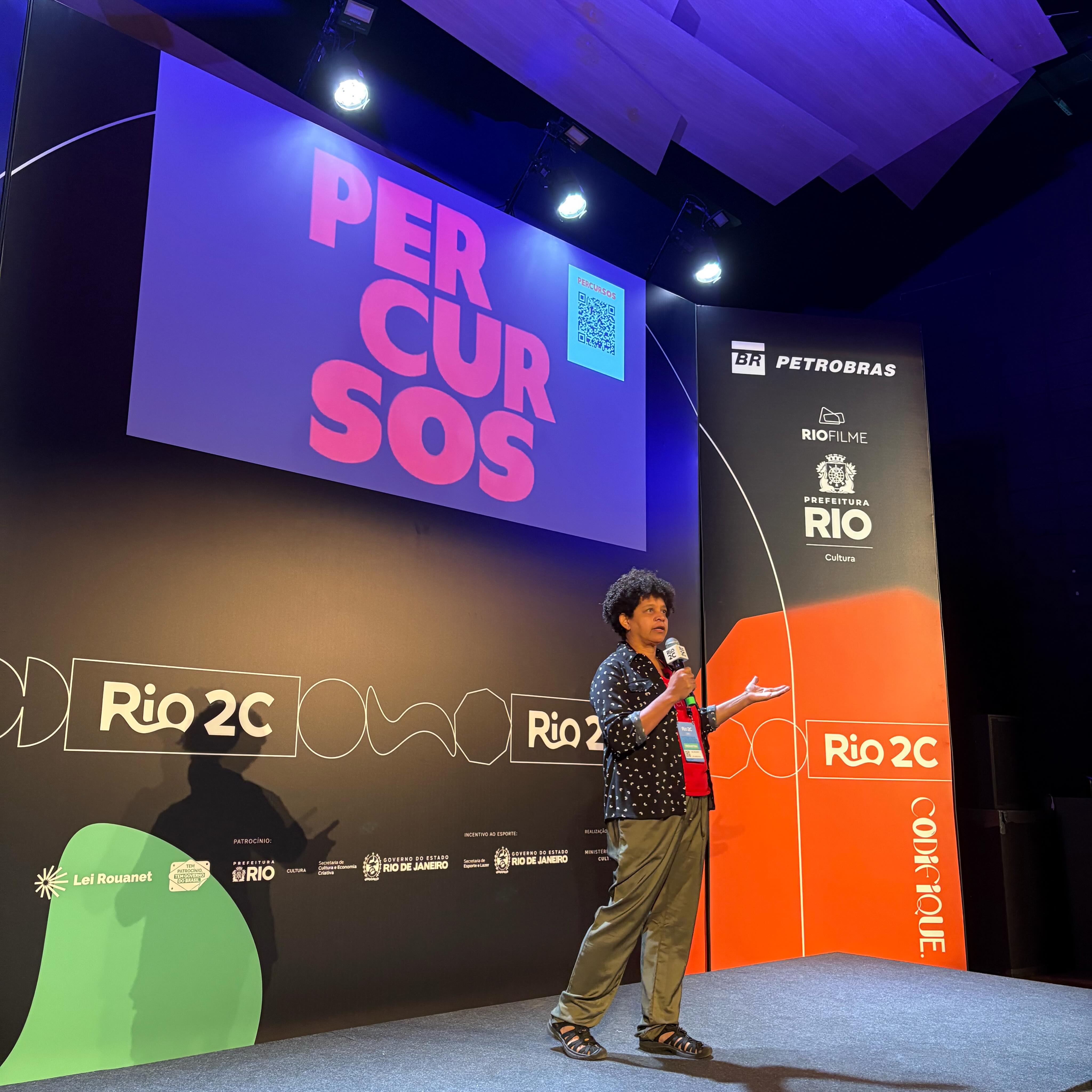 N2B no Rio2C
A parceria com o @rio2c veio para ficar. A equipe do N2B participou de diversas atividades na última edição do maior evento de audiovisual e economia criativa da América Latina. Dois projetos destaque de nossa última edição tiveram a oportunidade de conhecer grandes produtores e executivos do mercado.
Acompanhamos nossos talentos que participaram das apresentações nas categorias Pitching Talent Não Ficção e Pitching Industry Ficção.
Conheça os projetos apresentados:
PERCURSOS
Longa de Ficção Live Action / Drama, Drama social / Estágio de Finalização
Proponente: Sil Azevedo / Rio de Janeiro, RJ, BR
Sinopse do projeto:
“Percursos” narra a jornada de autodescoberta de João, um menino que aos 12 anos começa a perceber sua sexualidade e sonha em formar uma banda com amigos da escola. Quando surge a chance de realizar esse sonho, seu pai o obriga a abandonar os estudos para tentar a carreira no futebol, acreditando ser a única forma de protegê-lo da violência da comunidade.
GUARDIÕES DAS SEMENTES
Série Documental / Drama, Socioambiental / Estágio de Desenvolvimento
Proponente: Victor Lemos / São Paulo, SP, BR
Sinopse do Projeto:
Guardiões das Sementes é uma série documental socioambiental que investiga como as sementes tradicionais guardam histórias de resistência, identidade e futuro. A partir das mãos de agricultoras e agricultores guardiões de sementes, que plantam, distribuem e protegem, a série revela como sementes crioulas e saberes ancestrais sustentam modos de vida profundamente conectados à terra, à cultura e à coletividade.
🎥🎥🎥🎥🎥🎥🎥🎥🎥🎥
Além das atividades de indústria também acompanhamos o lançamento da plataforma Tela Brasil e as ações do Fórum dos Vice-Ministros e Altas Autoridades da Cultura da Ibero-América, oportunidade de testemunhar o protagonismo do Brasil através do @minc na construção de uma política cultural integrada com a comunidade internacional.