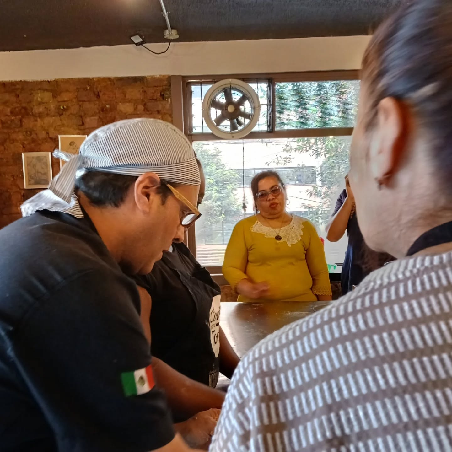 En Asonalchefs, junto al chef @nestor_design , realizamos un taller de galletas básicas para personas con discapacidad visual, promoviendo el aprendizaje sensorial y la inclusión en la cocina.
#CocinaInclusiva #Asonalchefs #GastronomíaParaTodos #DiscapacidadVisual #FormaciónCulinaria CocinaConSentido
@erick_fparrado @chef_cristiankollrich @crac_colombia