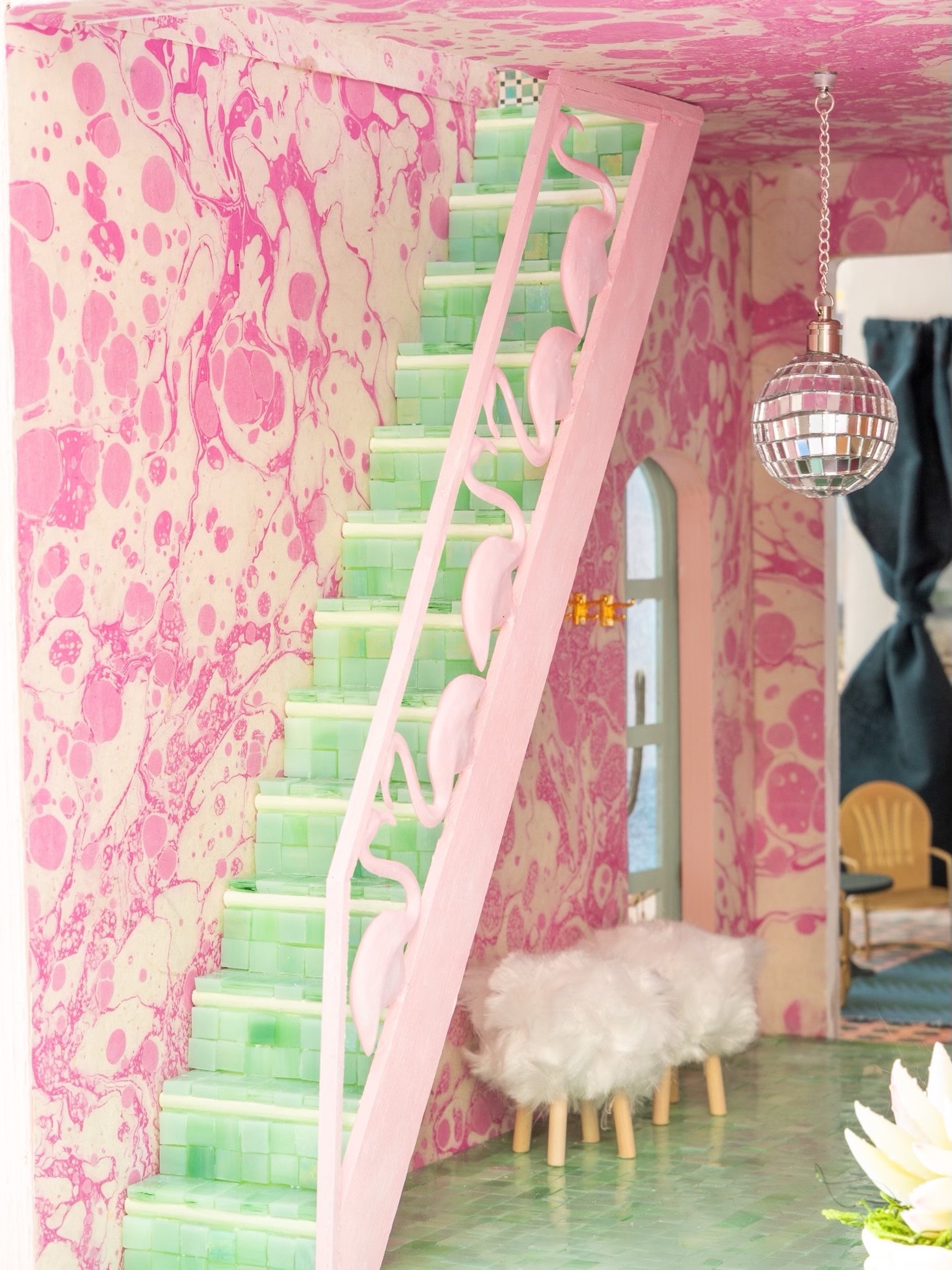 My husband and I are on the way to @chilenobayauberge SO here’s the foyer of my “A Holiday in Cabo” dollhouse for @lapetitedameroundtop Peep the flamingo 🦩 railing
📷 @jordangeibelcreative
.
.
.
.
.
#pinkwallpaper #cabohouse #cabodesigner #vacationhome #vacationhomedesigner
-
Houston designer, houston interior designer, houston interiors, Mexico house, Cabo designer, Cabo interior design, dollhouse design