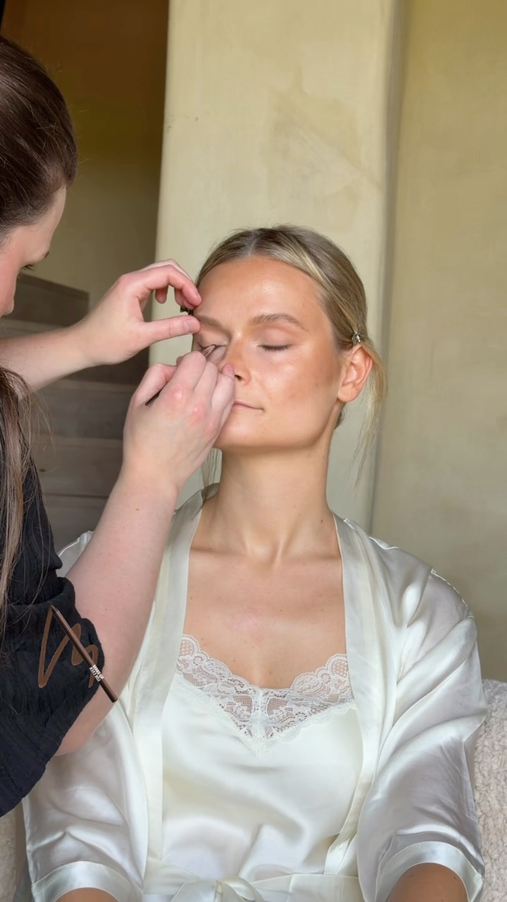 Enjoy this tutorial of my signature natural glam bridal makeup 🤍 you can find all products in the video
Didn’t get a chance to film the lip combo but here it is too: @kjh.brand precision sculpture stylo in Etch + @makeupforever anywhere caffeine topped with @nyxcosmetics_benelux Praline & Tiramisu gloss
Let me@know@in the comments how you like this video and save this for later 🕊️
•
•
•
•
•
•
Bridal makeup - elevated natural bridal makeup - natural bridal makeup - natural bridal makeup tutorial - makeup artist belgium
#bridalmakeup #naturalbridalmakeup #naturalbridalmakeuptutorial #bridalmakeuptutorial #makeupartistbelgium