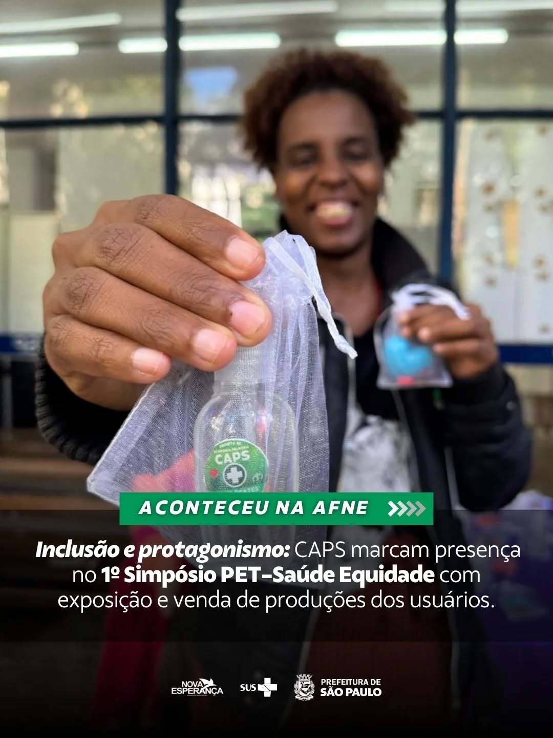 Nos dias 28 e 29 de maio aconteceu o 1º Simpósio PET-Saúde(Programa de Educação pelo Trabalho para a Saúde) Equidade, evento voltado à promoção da equidade no SUS, reunindo profissionais da saúde, estudantes, docentes e gestores para debates, troca de experiências e fortalecimento das práticas de cuidado humanizado e inclusão nos serviços públicos de saúde. A iniciativa integra o PET-Saúde, desenvolvido em parceria entre instituições de ensino, serviços de saúde e o Ministério da Saúde.
Os CAPS Prates, Itapeva e AD Centro marcaram presença no espaço, apresentando produções desenvolvidas pelos próprios usuários. As ações reforçam a valorização da inclusão social, da geração de renda, do fortalecimento de vínculos e do protagonismo dos usuários no cuidado em saúde mental.
#Simpósio #CAPS #SaúdeMental #TimeAFNE
#ParaTodosVerem: Sequência de fotos registra a participação de usuários, profissionais e apoiadores dos CAPS no 1º Simpósio PET-Saúde Equidade, em um espaço de exposição e troca de experiências. As imagens mostram pessoas reunidas em estandes com produtos artesanais confeccionados pelos usuários, como peças de mosaico, objetos decorativos, plantas, roupas e acessórios. Além de registros de convivência, interação entre participantes, materiais de divulgação e painéis sobre cuidado, inclusão, economia solidária e saúde mental.