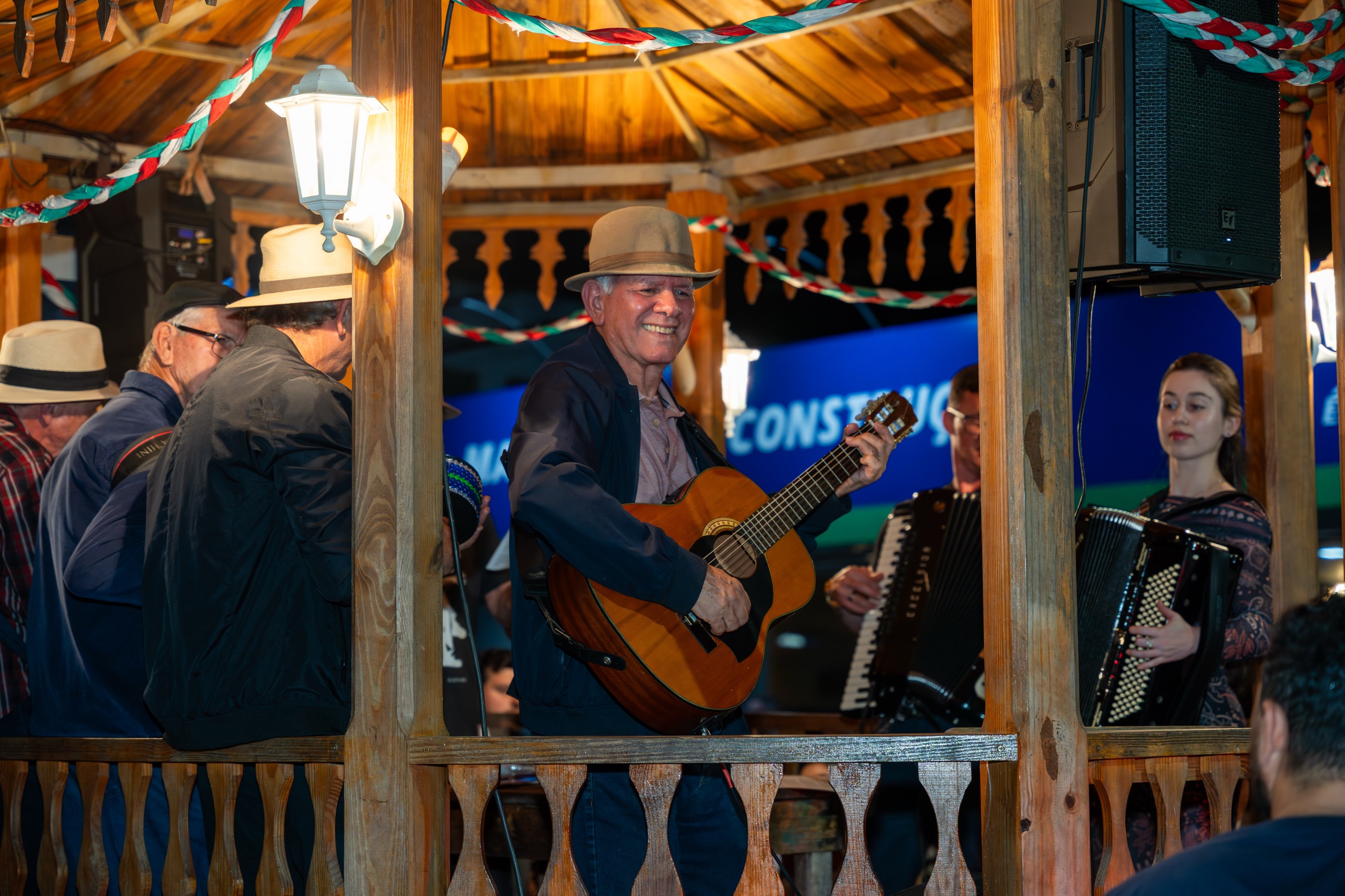 Hoje é dia de relembrar que a Festa da Polenta é marcada por eventos durante todo o ano, e o “Tempos do Nunca Mais” é mais uma comemoração da
Nossa Festa que proporcionou
registros especiais de uma noite incrível, em que nosso povo se alegrou pelas ruas, cantando o sertanejo raiz e ajudando a construir, a cada dia, a nossa história.
Venha reviver com a gente esse momento especial! 🪗🇮🇹🍷
