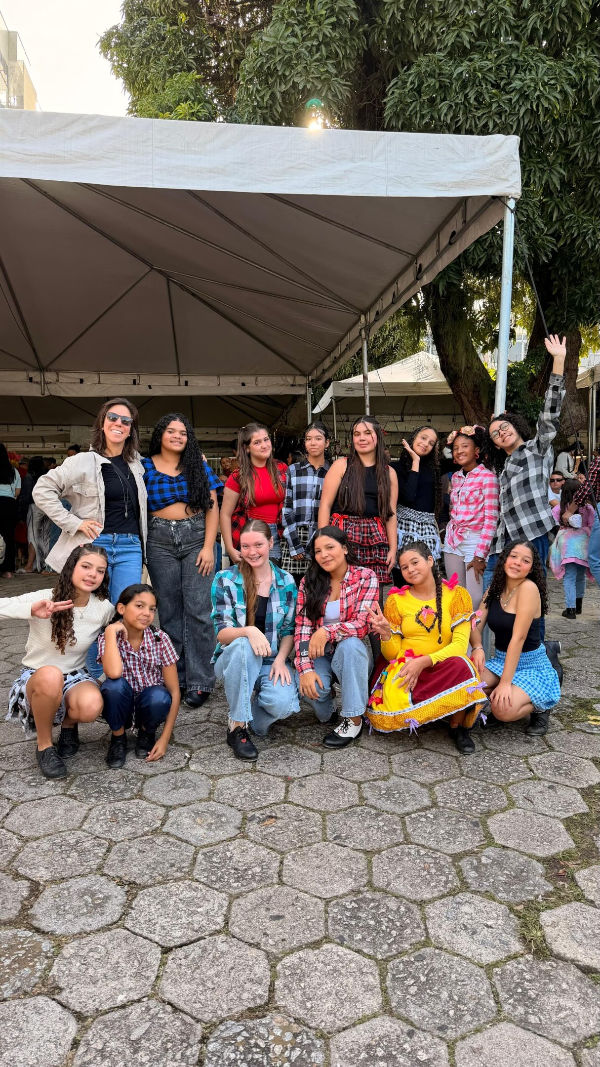 In Brazil, June is the season of Festa Junina: a joyful celebration filled with music, dance, traditional food, colors, culture, and community. 🌽🎶🔥
And our @tapintolifefloripa students fully embraced the spirit! At a community celebration hosted where @casasaojosefloripa is located, the same space where our program classes take place in partnership with @garagemdadanca, our students tapped along to the music that fills this special season in Brazil.
It was joy, rhythm, Brazilian culture, and so much pride as we watched our students take the floor with confidence, expression, and bright smiles. 💛
Because when dance meets community, the celebration becomes even more powerful.
🇧🇷
No Brasil, junho é tempo de Festa Junina: uma celebração cheia de música, dança, comidas típicas, cores, tradição e comunidade. 🌽🎶🔥
E a nossa turminha do @tapintolifefloripa entrou totalmente no clima! Em uma festa da comunidade onde funciona a @casasaojosefloripa, espaço que recebe as aulas do programa em parceria com a @garagemdadanca, nossos estudantes sapatearam ao som das músicas que embalam esse período tão especial no Brasil.
Foi alegria, ritmo, cultura brasileira e muito orgulho em ver nossos alunos ocupando o espaço com confiança, expressão e brilho no olhar. 💛
Porque quando a dança encontra a comunidade, a celebração fica ainda mais bonita.
#chloeandmaudfoundation #tapintolife #tapintolifefloripa