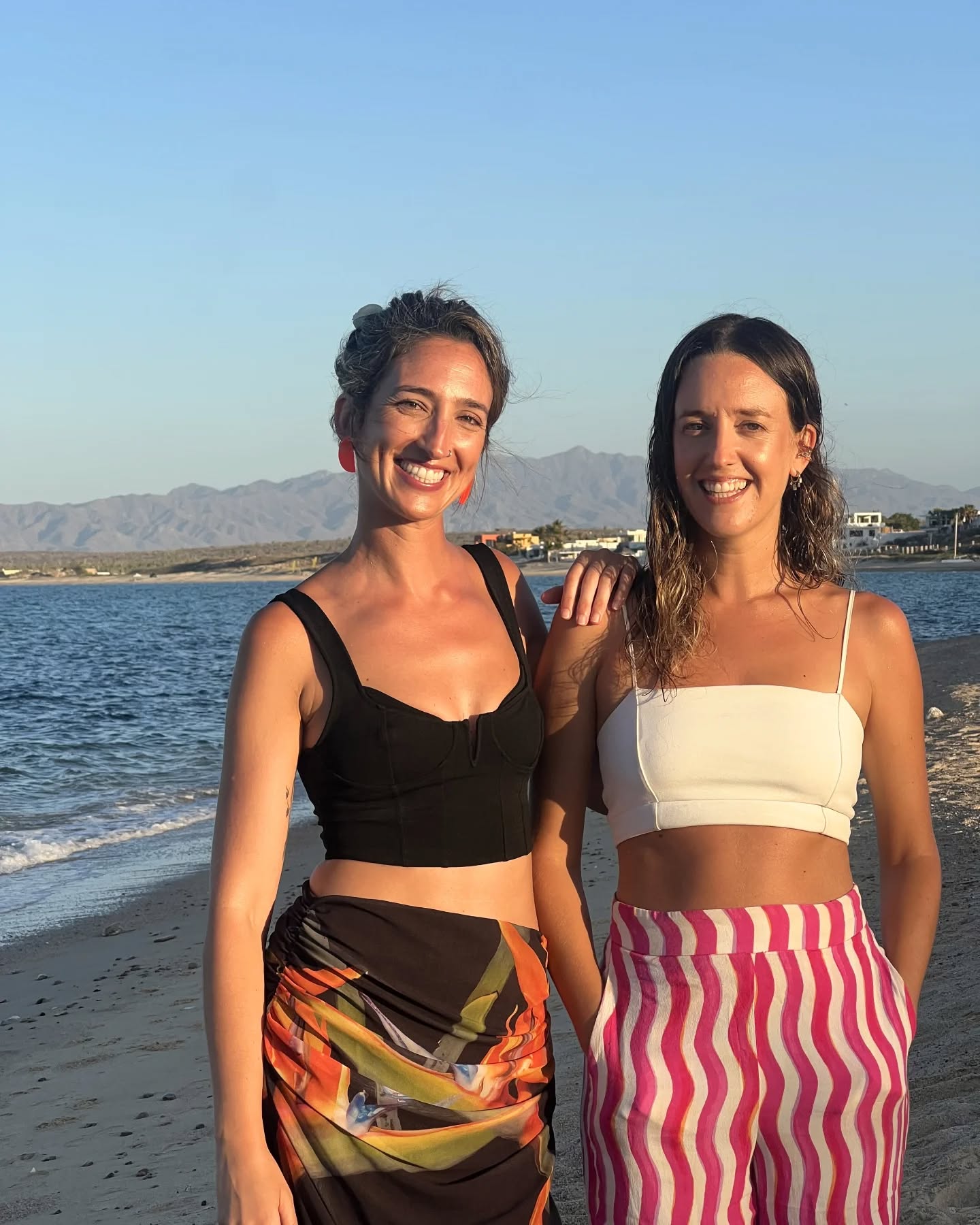 Hace un año que nació Nakama y mirando la vista atrás hemos reflexionado sobre cómo se siente al emprender con tu mejor amiga.
Dar forma a una idea, lo que hoy en día es Nakama, se sintió como construir algo desde conversaciones que en nuestra cabeza tenían sentido, colores, formas y hasta futuro. La emoción e ilusión hicieron de motor para que las ideas fluyeran y los días pasaran tan rápido que deseábamos que el día tuviera más horas. Hace un año emprender se sintió con una energía muy especial, por creer tanto en algo que estábamos por crear.
No os vamos a mentir, con emprender también se unió el sentimiento de miedo, dudas y sindrome de impostoras. Durante este año emprender nos ha enfrentado constantemente con nosotras mismas: con nuestra paciencia, inseguridades, disciplina,... Tantas preguntas que te hacen dudas de si estás haciendo lo correcto. ¿Y si no estamos preparadas? ¿El esfuerzo valdrá la pena?
A esta ecuación sumadle el factor de mejores amigas. Hace que todo sea más intenso. Pero también más humano. Si antes éramos disfrutonas, ahora lo somos el doble. Si antes nos conocíamos bien, ahora nos conocemos el doble de bien. Emprender juntas nos ha hecho compartir miedos, inseguridades, retos, confianza, recuerdos y mucho trabajo. Pero ver que ese trabajo conjunto se va materializando hace que la complicidad se multiplique. Todo se celebra desde un lugar mucho más profundo que lo profesional.
Creo que lo más bonito de empender con una amiga es que el sueño deja de sentirse solitario. Y en un camino tan incierto, sostenernos mutuamente está siendo lo más valioso de toda esta experiencia.
💜💜💜💜
#emprendimiento #nakama