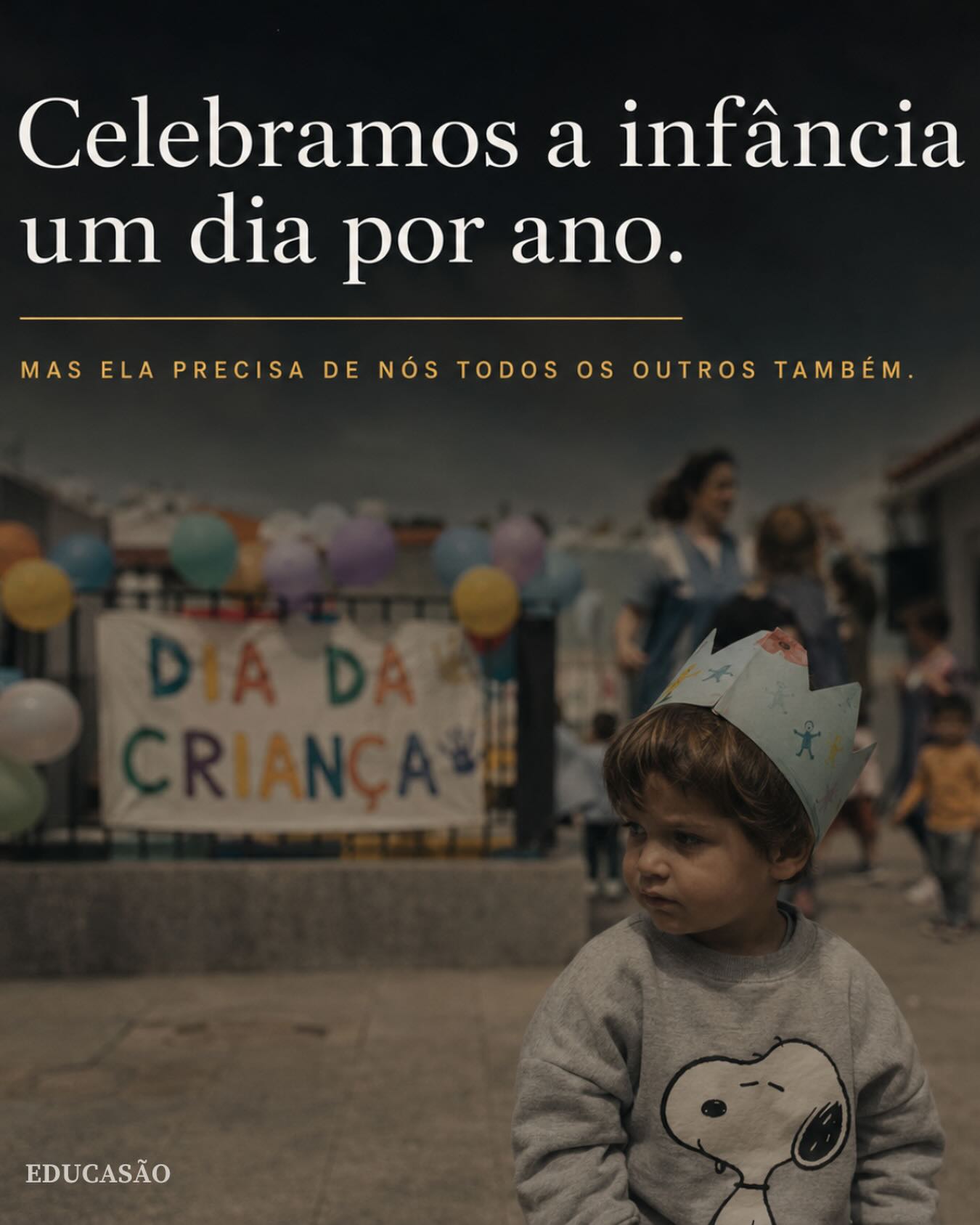 Hoje toda a gente celebra a infância.
As montras têm balões. As escolas têm festas. Os feeds estão cheios de chapéus de papel e olhos brilhantes.
É bonito. E ela merece.
Mas a infância também cá esteve ontem.
E vai estar cá amanhã, dia 2 de junho.
E no dia 3.
E em todos os outros que não têm nome.
E nesses dias?
Nesses dias cortamos o recreio porque há matéria para dar.
Nesses dias dizemos “não te sujes” quando ela estava, finalmente, a brincar a sério.
Nesses dias apressamos a adaptação à creche porque “já está na altura”.
Nesses dias gerimos o comportamento, em vez de perceber o que está por baixo.
Nesses dias exigimos que se acalme antes de a ajudarmos a sentir.
Nesses dias pedimos independência a quem ainda não teve tempo de depender.
A infância não se protege num dia.
Protege-se em todos os outros, em escolhas pequenas, repetidas, invisíveis.Na forma como respondemos quando ela mais precisa de nós. No espaço que deixamos, ou não, para ela ser.
Tudo isto fica.
Não na memória. No sistema nervoso.
É para o adulto a quem este texto incomoda, exactamente porque já se importa, que a EducaSão existe.
Hoje celebramos.
Amanhã, continuamos.💛