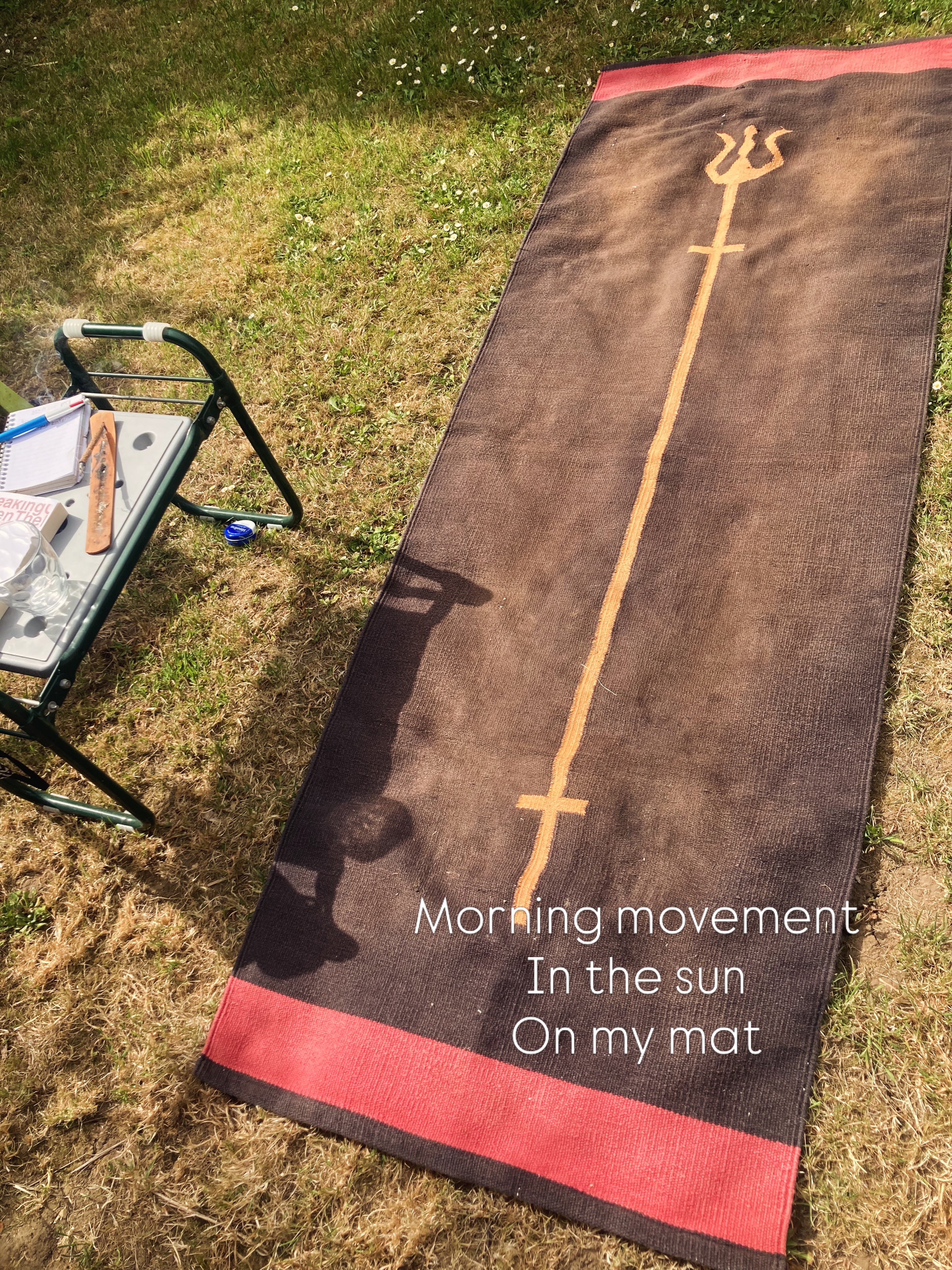 I've been on the road for the past month, hence my absence also here. Now I'm home, I'm so grateful for the little things.
Hanging the washing in the garden. Waking up and not rushing straight away.
Quiet mornings while others sleep.
Gentle Sundays.
It's the first time I got my mat out in a while.
A short gentle practise to get back into my body wake up my cells.
Deep listening.
The scent of Rose incense from Brazil.
Birds singing.
Cats salivating.
A gentle breeze creating a rustling in the trees.
Today I'll hold a singing circle and I can't wait.
Singing in community.
Setting intentions.
Sipping on Brazilian cacao.
Link in bio if you feel the call.
🪷🙏❤️