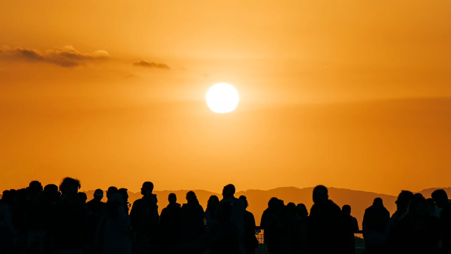 All eyes on the sky. π
It's pure chaos as the sun sets from the Griffith Observatory - hundreds of heads tilted towards the sky, watching the sun make her decent over the horizon. π₯π While the setting sun was indeed beautiful, I thought it was beautiful that so many people stopped dead in their tracks to watch one of Mother Nature's great spectacles. π₯°
(2026-05-16)
#griffithobservatory #losangeles #losangelescalifornia #sunsetphotography #sunset