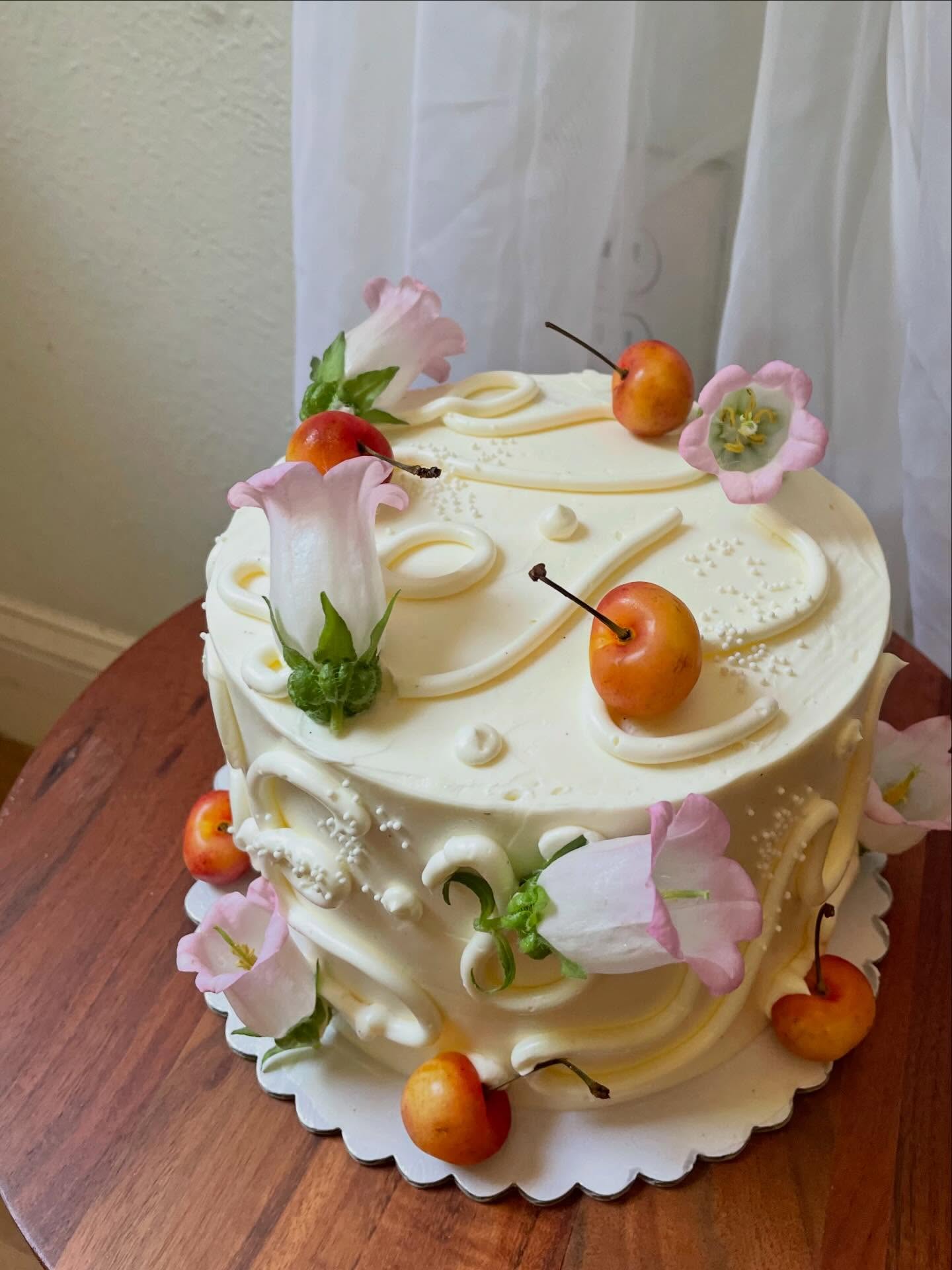 Heavy @bayousaintcake inspired cake for Sophia ✨ Olive oil cake filled with lemon curd and brown sugar pastry cream.