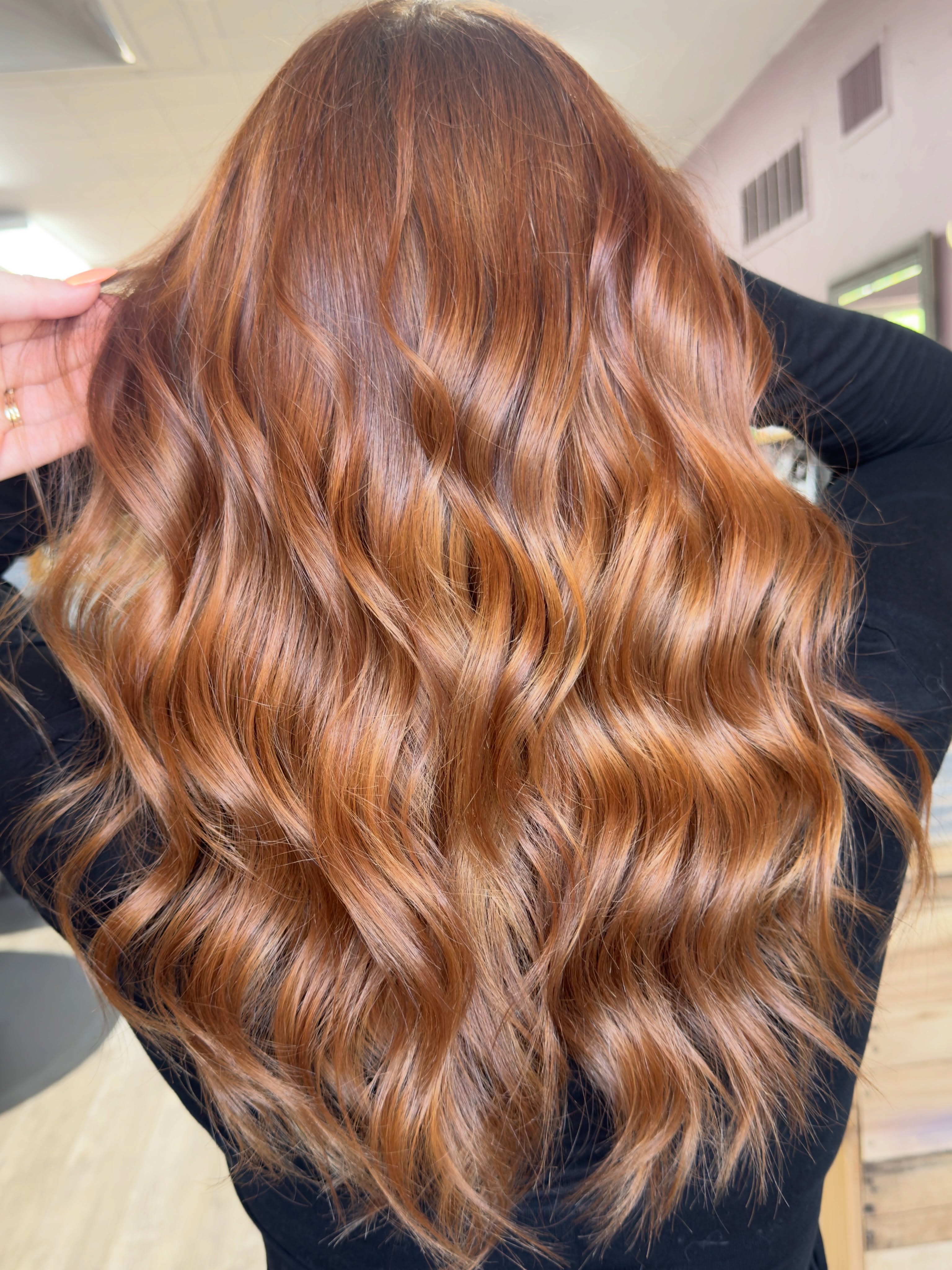 Can we please take a moment to appreciate this color and SHINE?! ✨😍
The richness, the dimension, the flawless blend, and that healthy, glossy finish are everything.
#HairGoals #HairTransformation #ShinyHair #FreshColor #igora