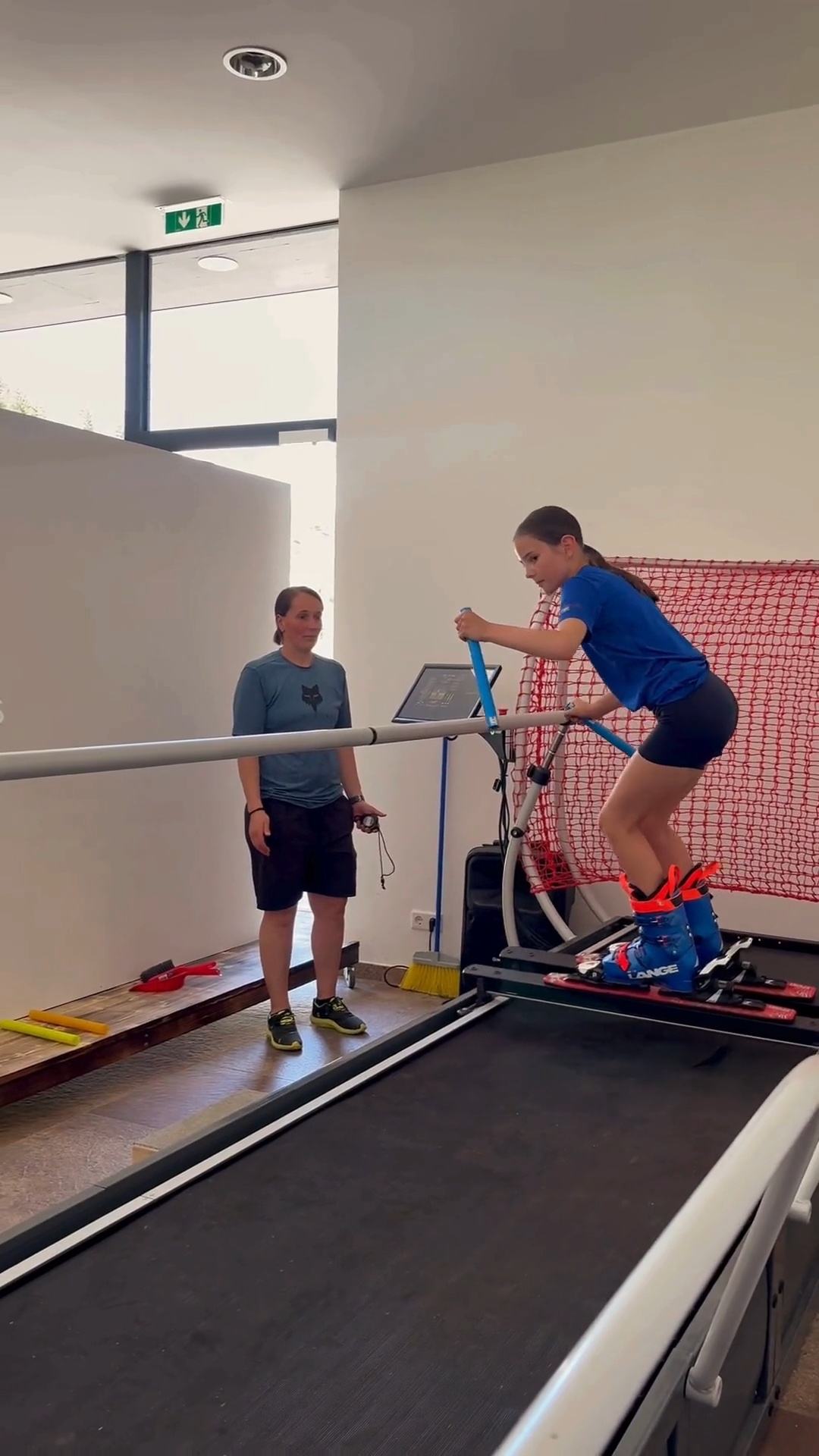 Sommertraining mit Wintergefühl. ⛷️☀️ Auch wenn draußen die Sonne scheint, wird beim Schiclub Saalbach schon wieder an der Technik gefeilt. Am Skisimulator trainieren unsere Nachwuchsathletinnen und Nachwuchsathleten Balance, Reaktion, Haltung und Bewegungsabläufe, die im Winter den Unterschied machen.
Denn starke Schwünge entstehen nicht erst im Schnee. Sie beginnen im Sommer. 💪
#SkiclubSaalbach #Sommertraining #Skisimulator #SkiTraining