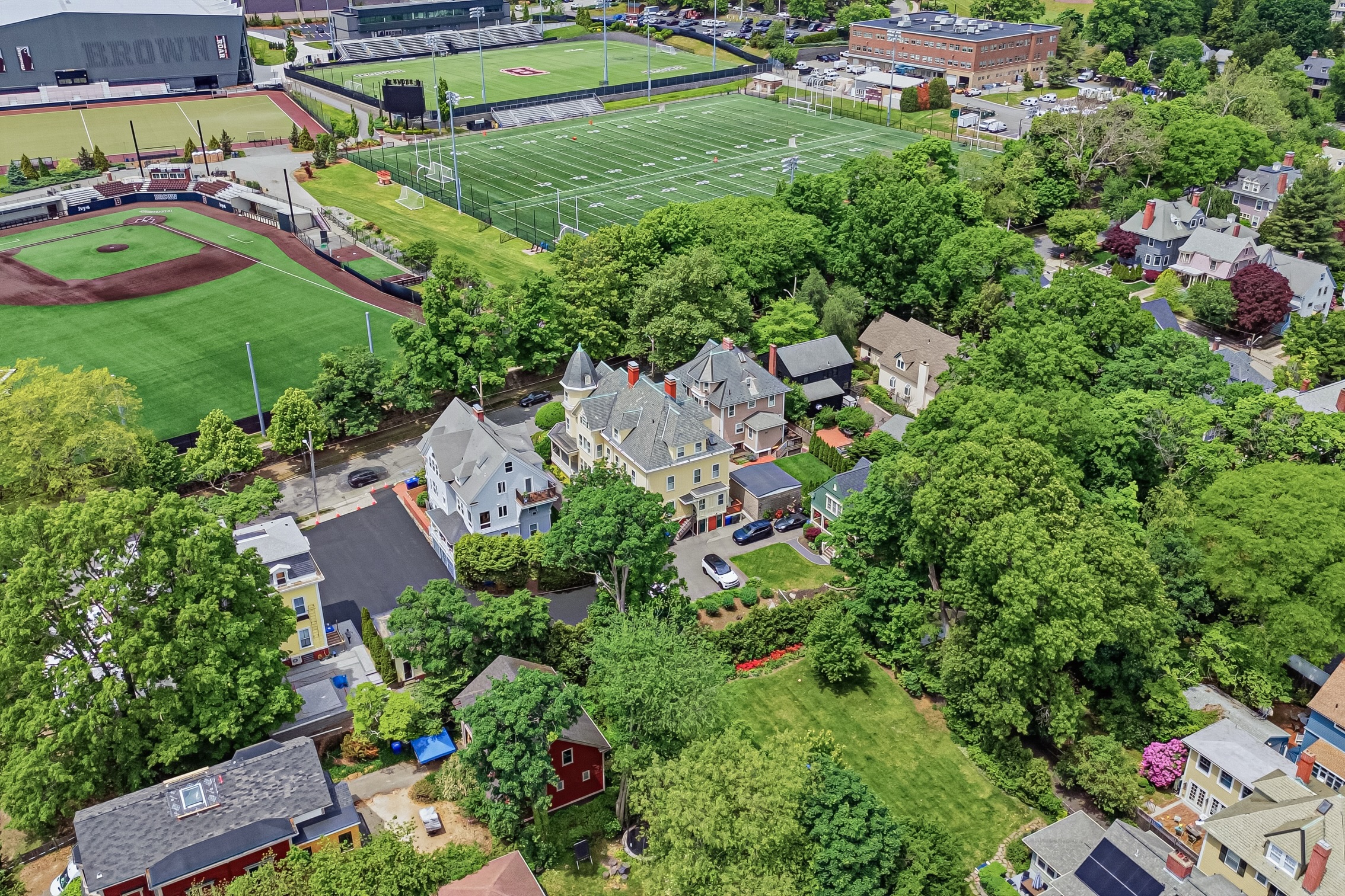 Can’t get much closer to Brown University than this 😊
Beautiful apartment just steps away from campus, coming soon.